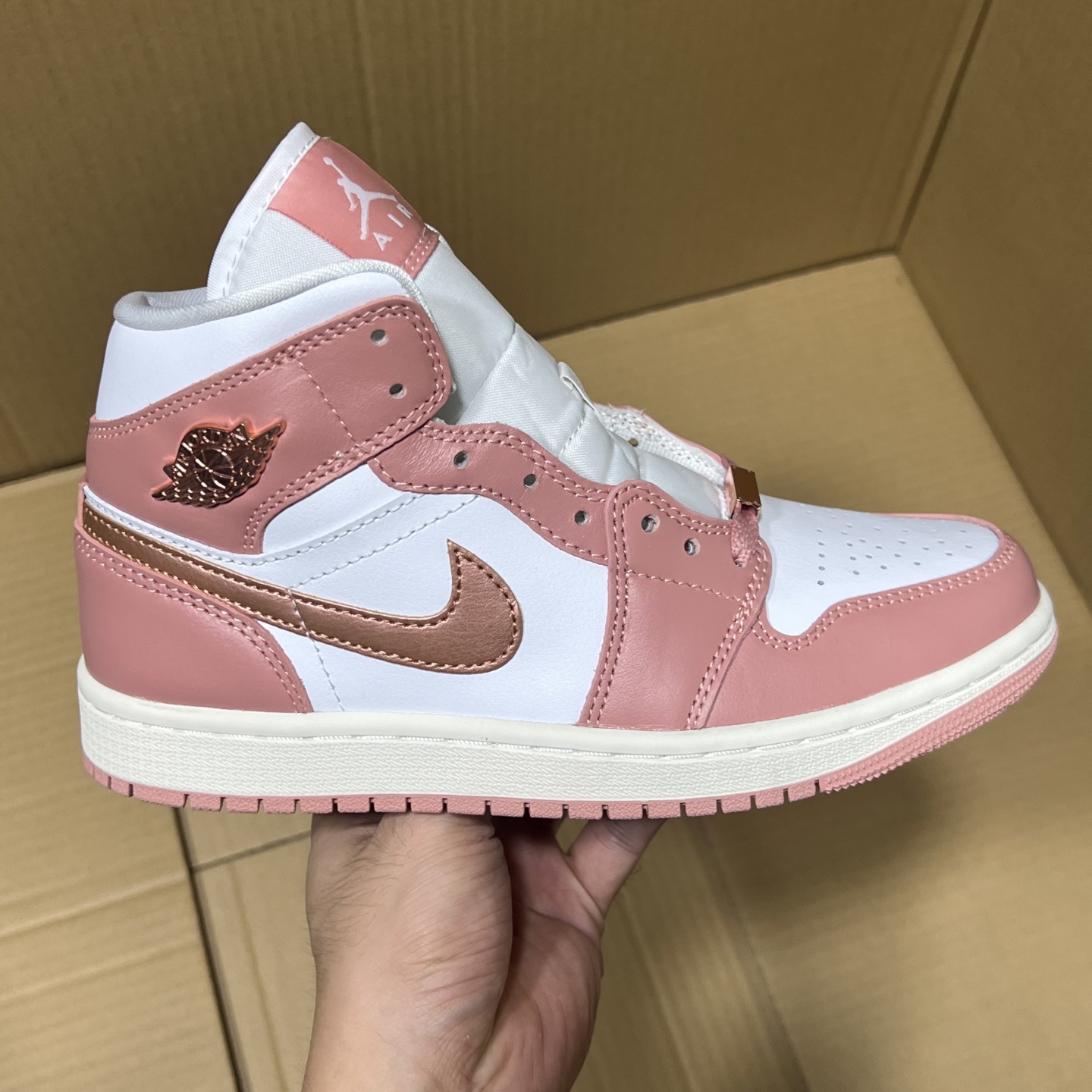 DT过验版 福利特价✈️ 开始开仓接单‼️DT过验版AJ1Mid中帮市售最强中帮 天花板品质！市面唯一正