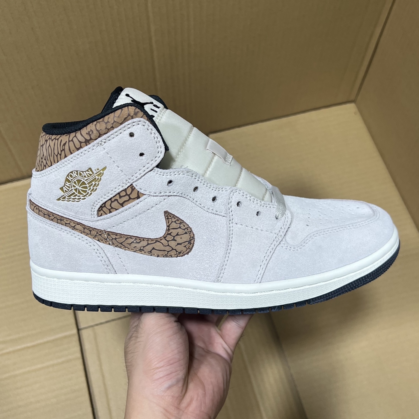 DT过验版 福利特价✈️ 开始开仓接单‼️DT过验版AJ1Mid中帮市售最强中帮 天花板品质！市面唯一正