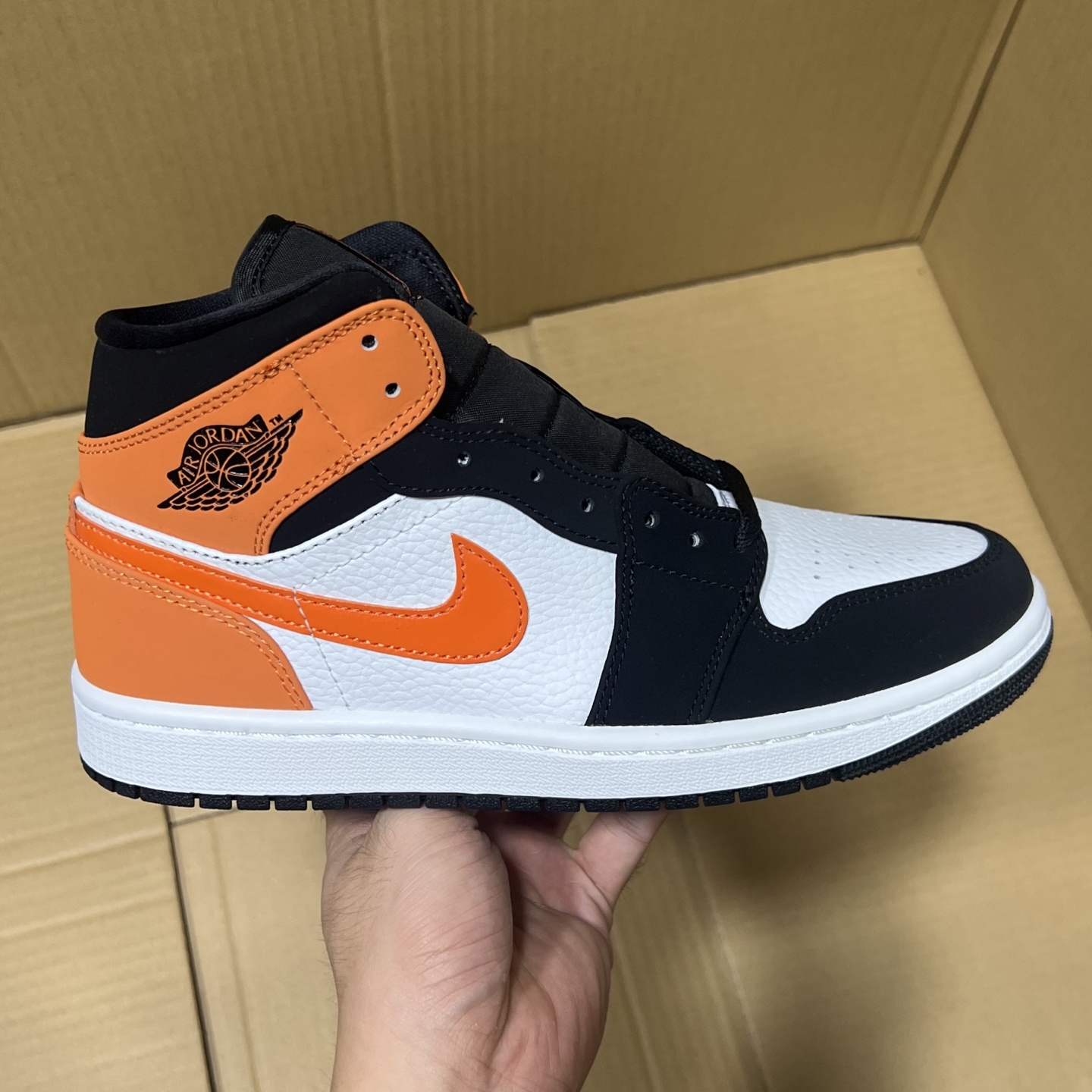 DT过验版 福利特价✈️ 开始开仓接单‼️DT过验版AJ1Mid中帮市售最强中帮 天花板品质！市面唯一正