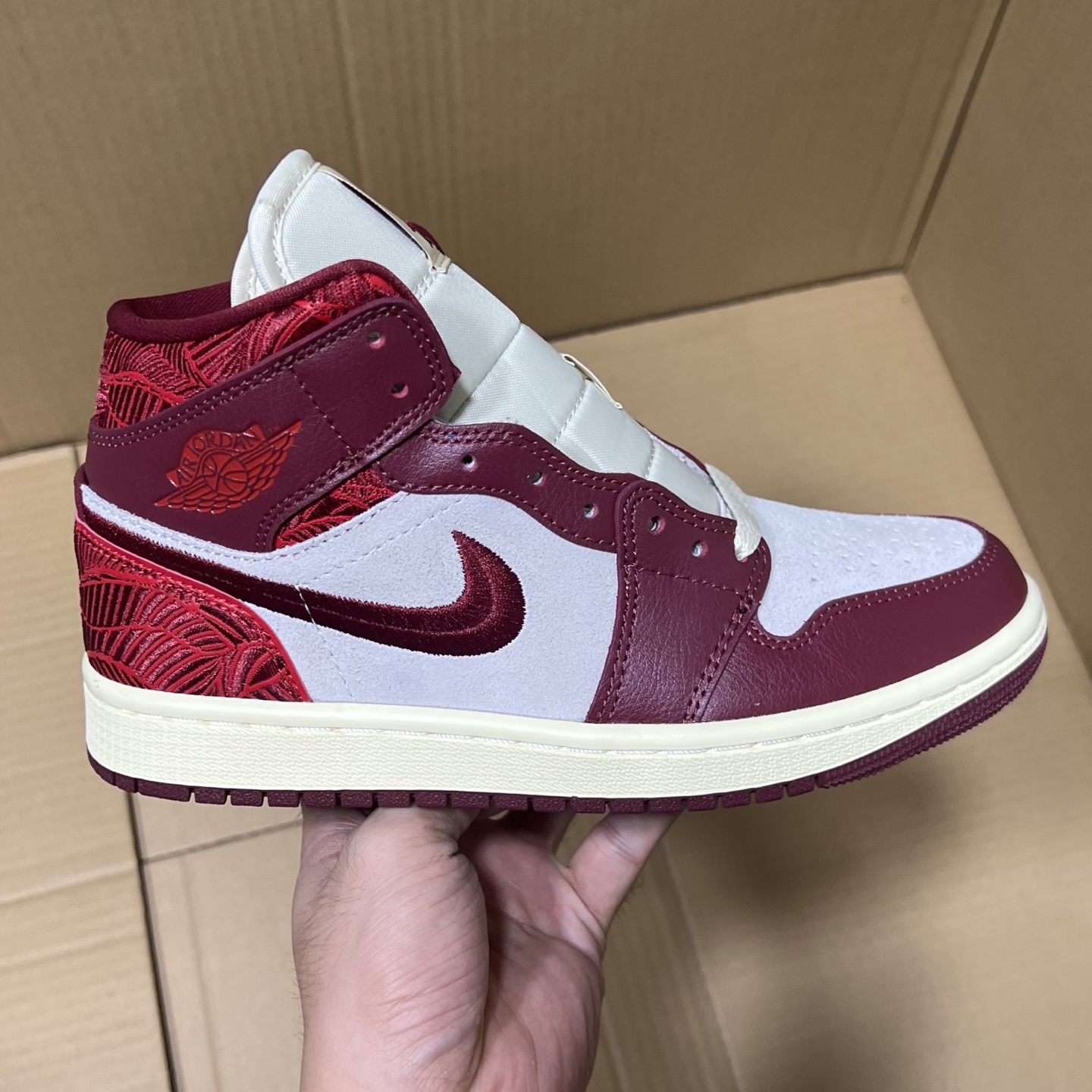 DT过验版 福利特价✈️ 开始开仓接单‼️DT过验版AJ1Mid中帮市售最强中帮 天花板品质！市面唯一正