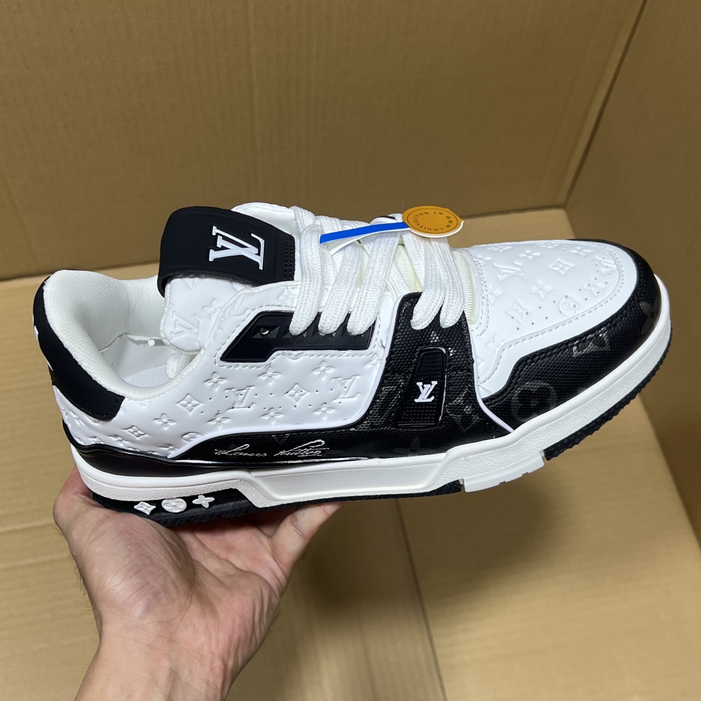 特价💰158
 双十一重磅福利！
驴牌LV板鞋特价！
尺码36-46，现货输出！头层牛皮+空胶工艺！重磅特价助力双十一，白菜价大甩卖！如此品质绝对是捡漏的好机会！6000+现货放心冲！
编码AB145869