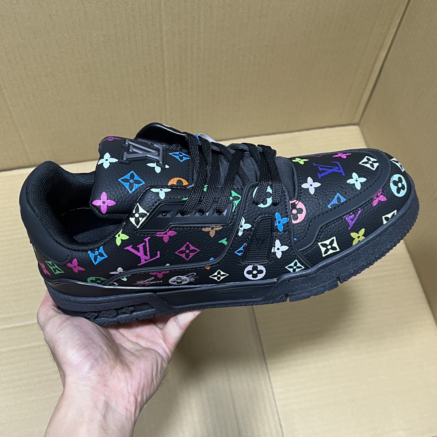 特价💰158
 双十一重磅福利！
驴牌LV板鞋特价！
尺码36-46，现货输出！头层牛皮+空胶工艺！重磅特价助力双十一，白菜价大甩卖！如此品质绝对是捡漏的好机会！6000+现货放心冲！
编码AB145869