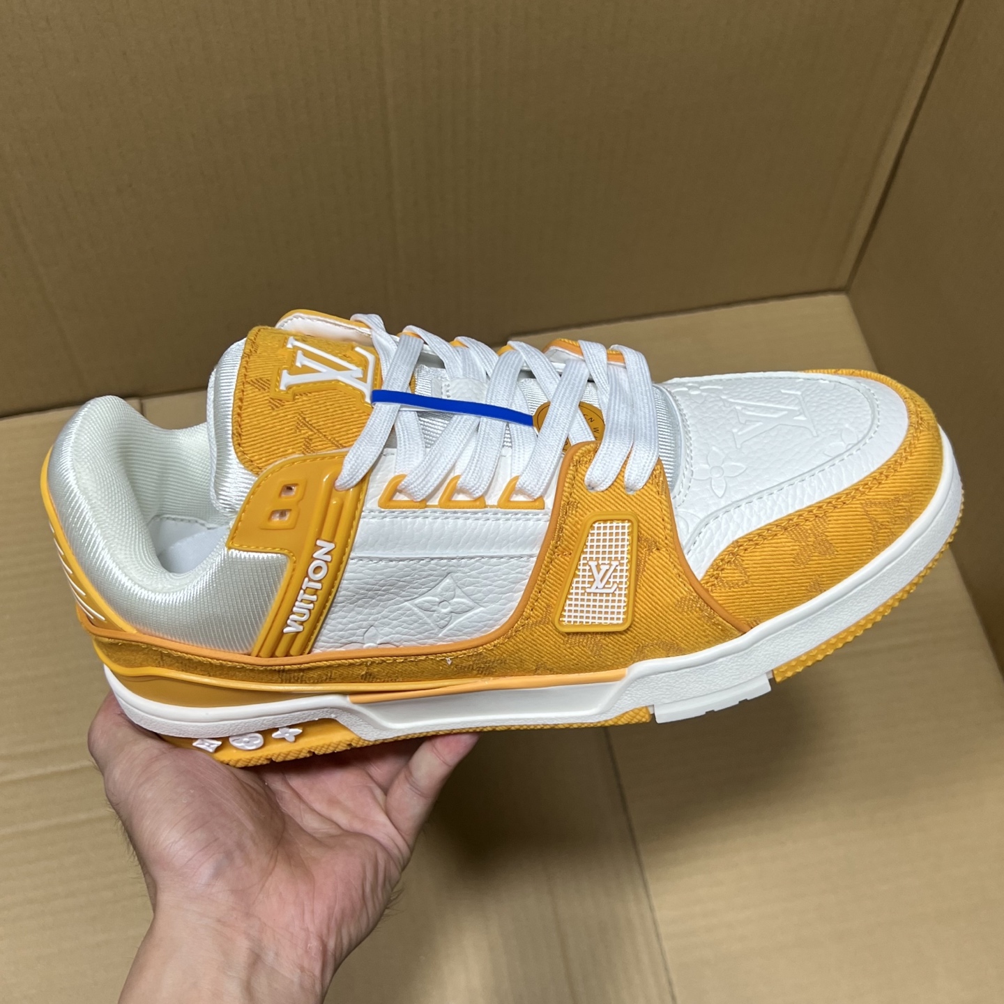 特价💰158
 双十一重磅福利！
驴牌LV板鞋特价！
尺码36-46，现货输出！头层牛皮+空胶工艺！重磅特价助力双十一，白菜价大甩卖！如此品质绝对是捡漏的好机会！6000+现货放心冲！
编码AB145869