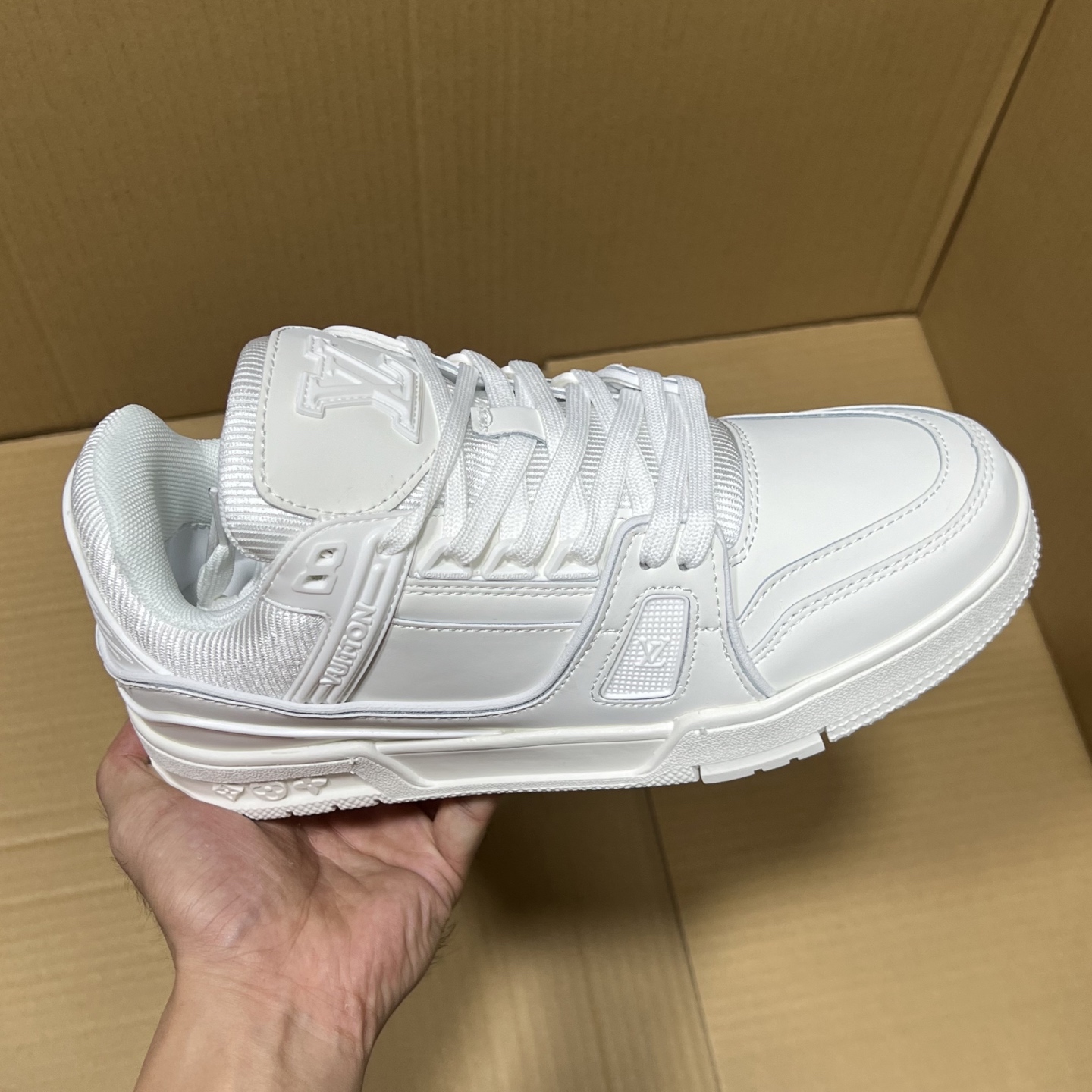 特价💰158
 双十一重磅福利！
驴牌LV板鞋特价！
尺码36-46，现货输出！头层牛皮+空胶工艺！重磅特价助力双十一，白菜价大甩卖！如此品质绝对是捡漏的好机会！6000+现货放心冲！
编码AB145869