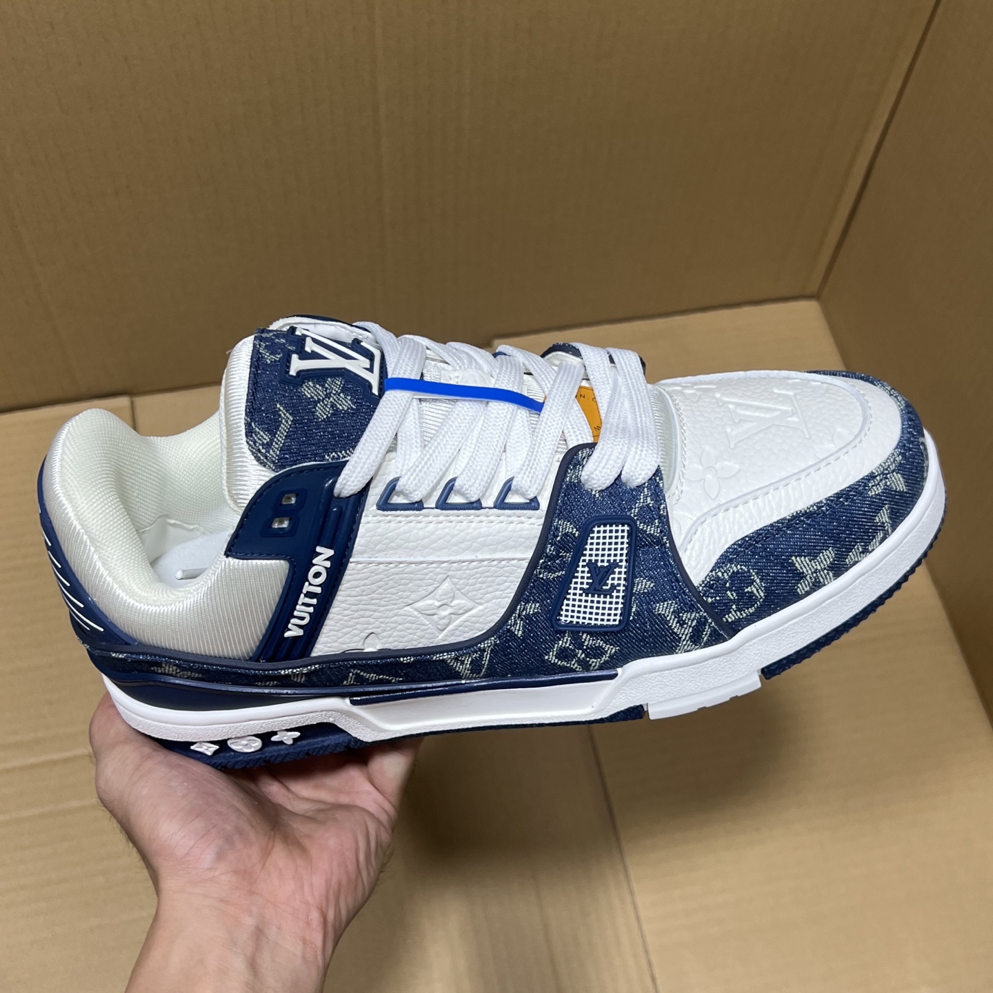 特价💰158
 双十一重磅福利！
驴牌LV板鞋特价！
尺码36-46，现货输出！头层牛皮+空胶工艺！重磅特价助力双十一，白菜价大甩卖！如此品质绝对是捡漏的好机会！6000+现货放心冲！
编码AB145869