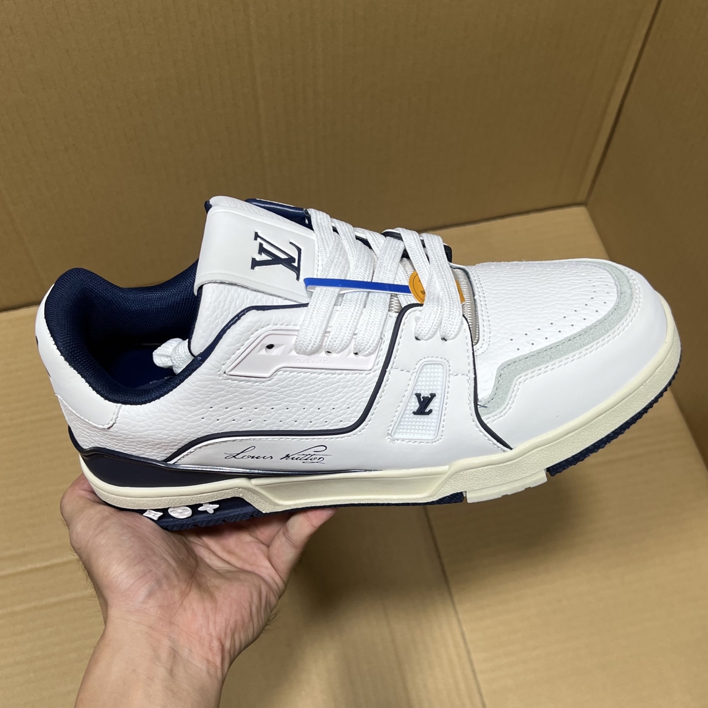 特价💰158
 双十一重磅福利！
驴牌LV板鞋特价！
尺码36-46，现货输出！头层牛皮+空胶工艺！重磅特价助力双十一，白菜价大甩卖！如此品质绝对是捡漏的好机会！6000+现货放心冲！
编码AB145869