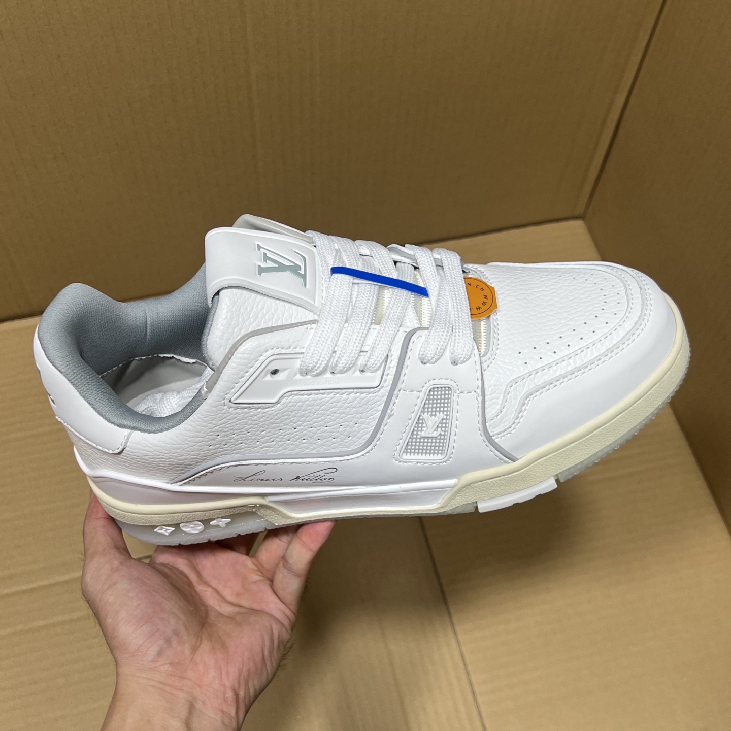 特价💰158
 双十一重磅福利！
驴牌LV板鞋特价！
尺码36-46，现货输出！头层牛皮+空胶工艺！重磅特价助力双十一，白菜价大甩卖！如此品质绝对是捡漏的好机会！6000+现货放心冲！
编码AB145869