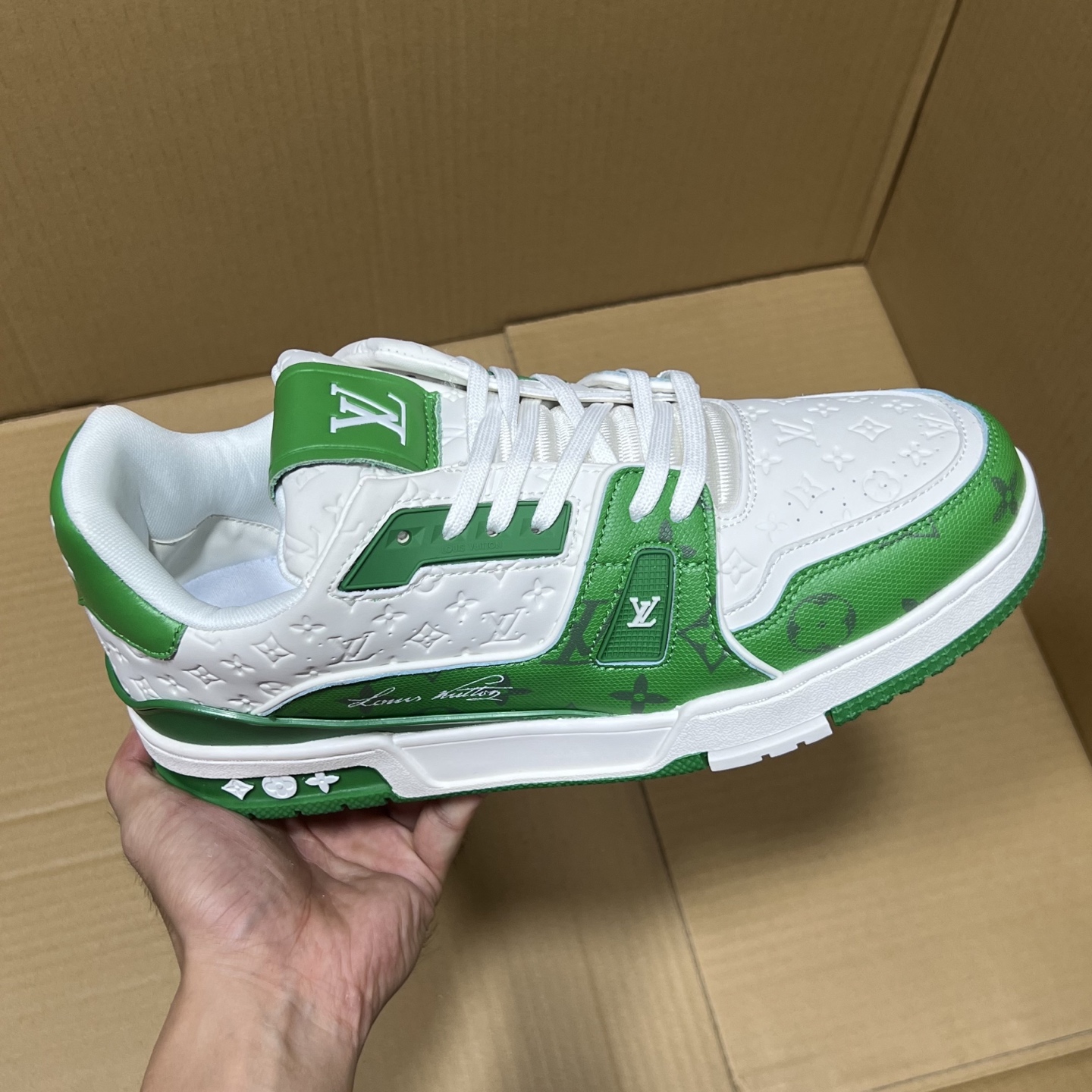 特价💰158
 双十一重磅福利！
驴牌LV板鞋特价！
尺码36-46，现货输出！头层牛皮+空胶工艺！重磅特价助力双十一，白菜价大甩卖！如此品质绝对是捡漏的好机会！6000+现货放心冲！
编码AB145869