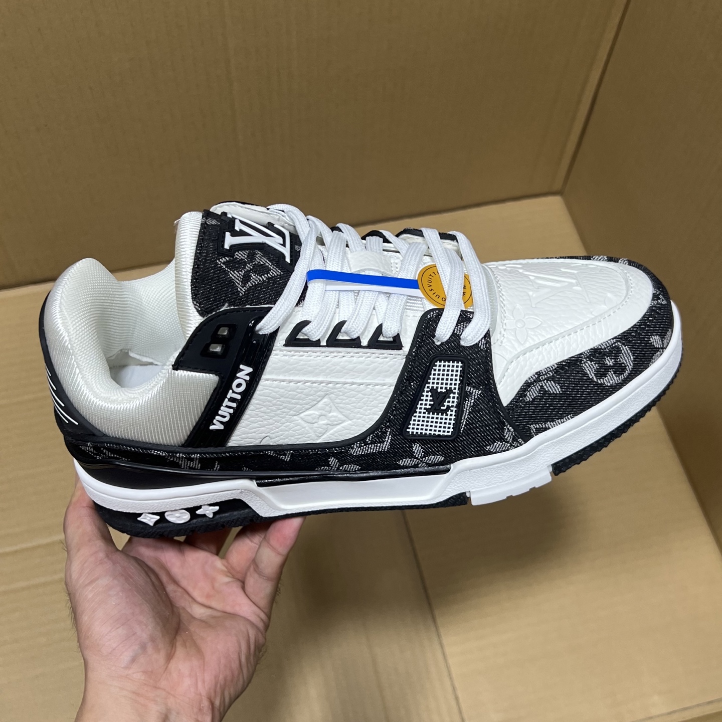 特价💰158
 双十一重磅福利！
驴牌LV板鞋特价！
尺码36-46，现货输出！头层牛皮+空胶工艺！重磅特价助力双十一，白菜价大甩卖！如此品质绝对是捡漏的好机会！6000+现货放心冲！
编码AB145869