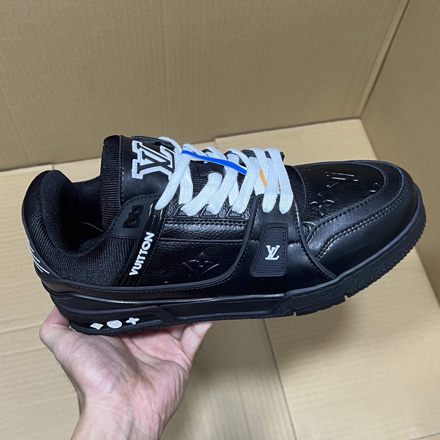 特价💰158
 双十一重磅福利！
驴牌LV板鞋特价！
尺码36-46，现货输出！头层牛皮+空胶工艺！重磅特价助力双十一，白菜价大甩卖！如此品质绝对是捡漏的好机会！6000+现货放心冲！
编码AB145869