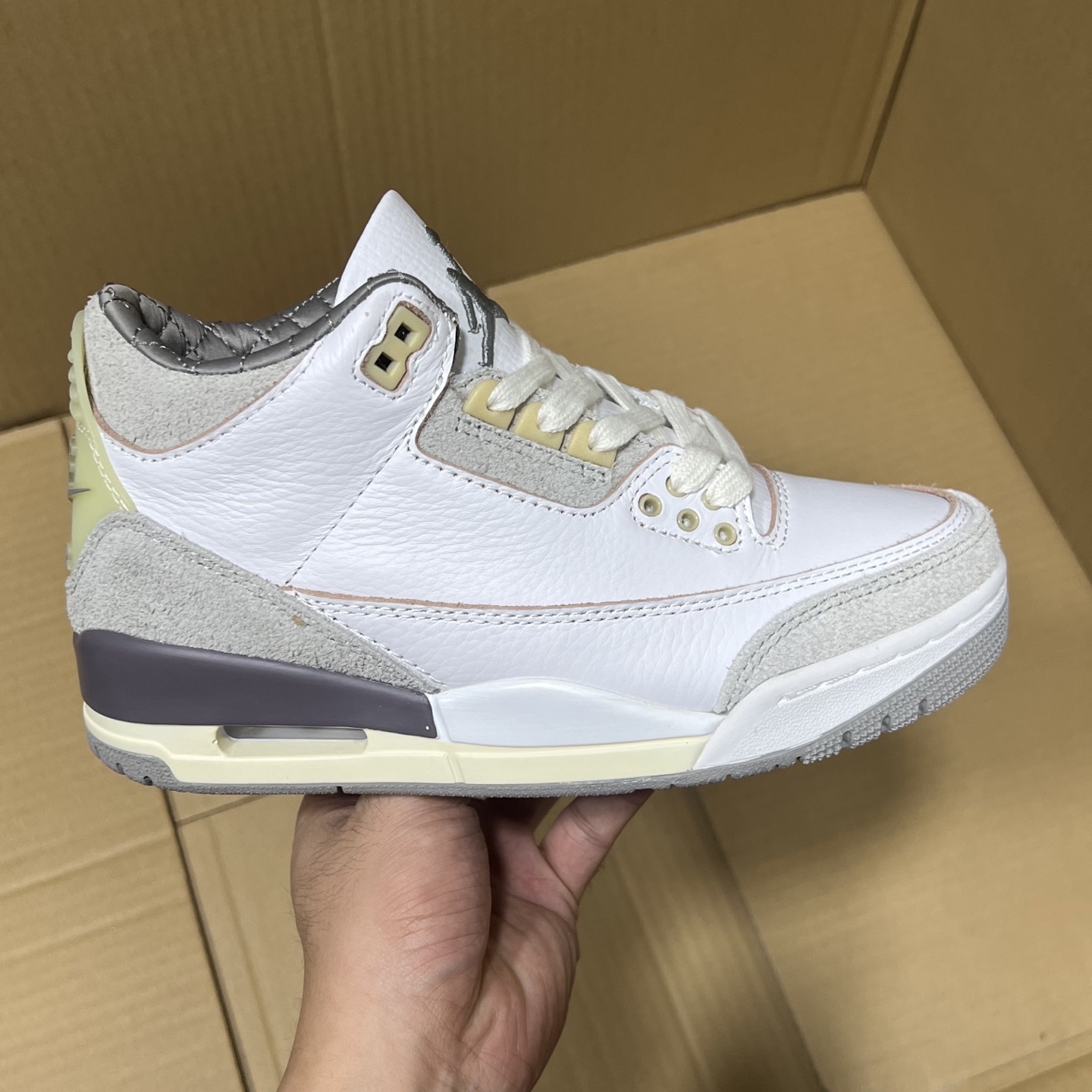 莞产纯原aj3福利特价！
尺码36-47.5，全码输出！
大厂出品，滞留订单套现！头层品质，细节做工如图所示！售前，售后 一包到底，放心买卖！
编码AB215896