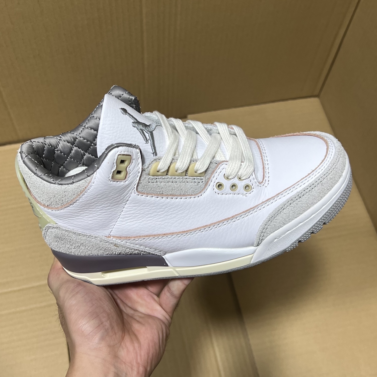 莞产纯原aj3福利特价！
尺码36-47.5，全码输出！
大厂出品，滞留订单套现！头层品质，细节做工如图所示！售前，售后 一包到底，放心买卖！
编码AB215896