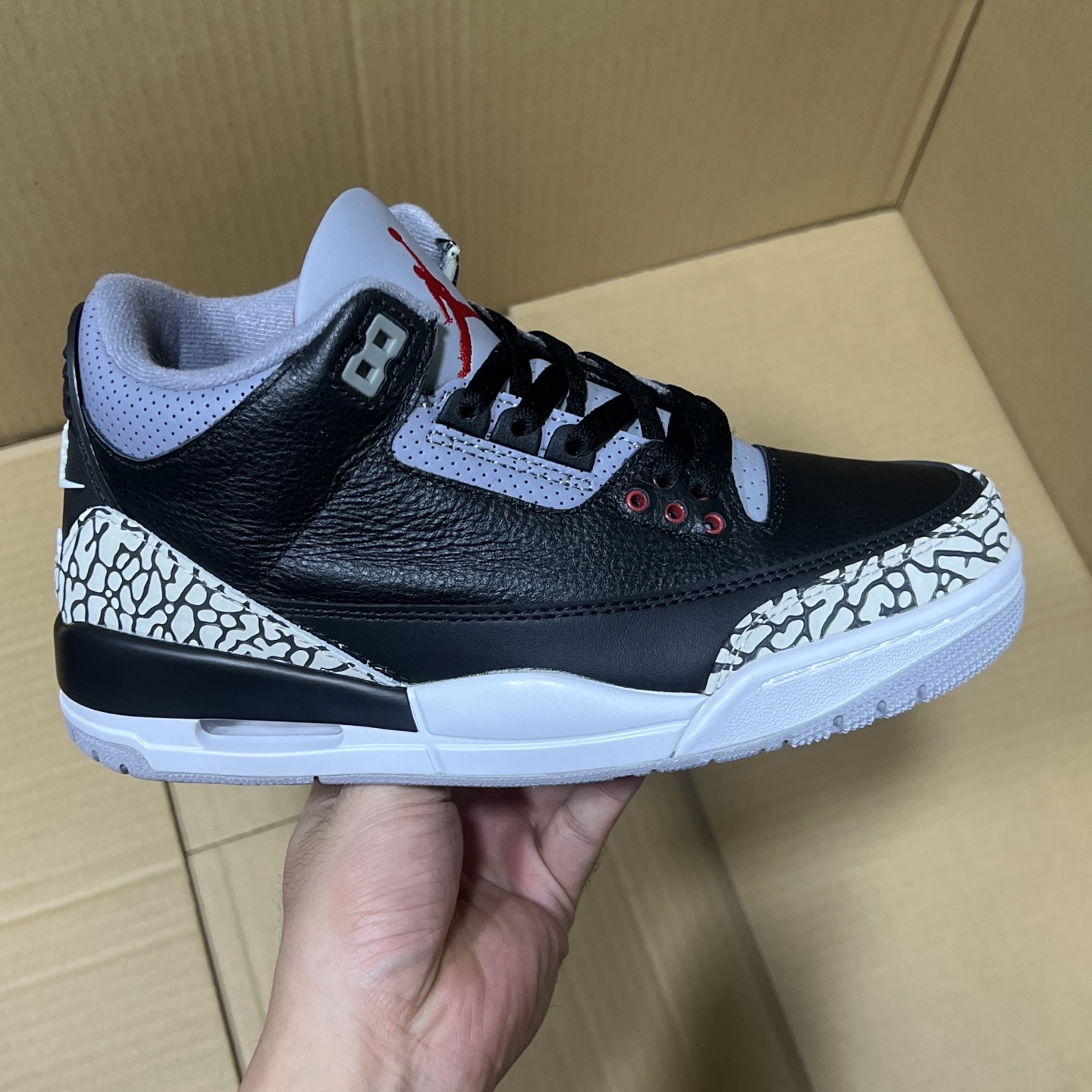 莞产纯原aj3福利特价！
尺码36-47.5，全码输出！
大厂出品，滞留订单套现！头层品质，细节做工如图所示！售前，售后 一包到底，放心买卖！
编码AB215896