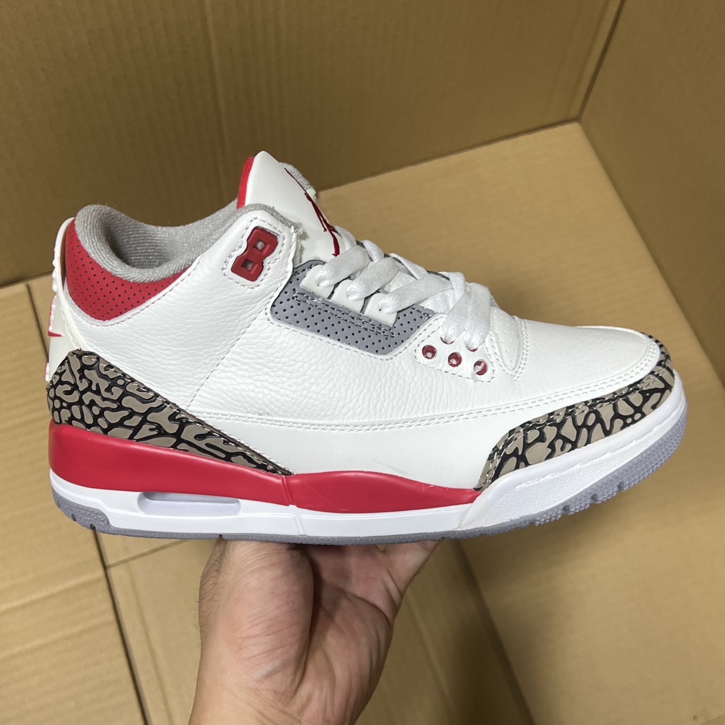 莞产纯原aj3福利特价！
尺码36-47.5，全码输出！
大厂出品，滞留订单套现！头层品质，细节做工如图所示！售前，售后 一包到底，放心买卖！
编码AB215896