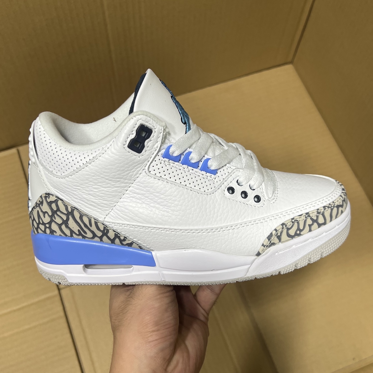 莞产纯原aj3福利特价！
尺码36-47.5，全码输出！
大厂出品，滞留订单套现！头层品质，细节做工如图所示！售前，售后 一包到底，放心买卖！
编码AB215896