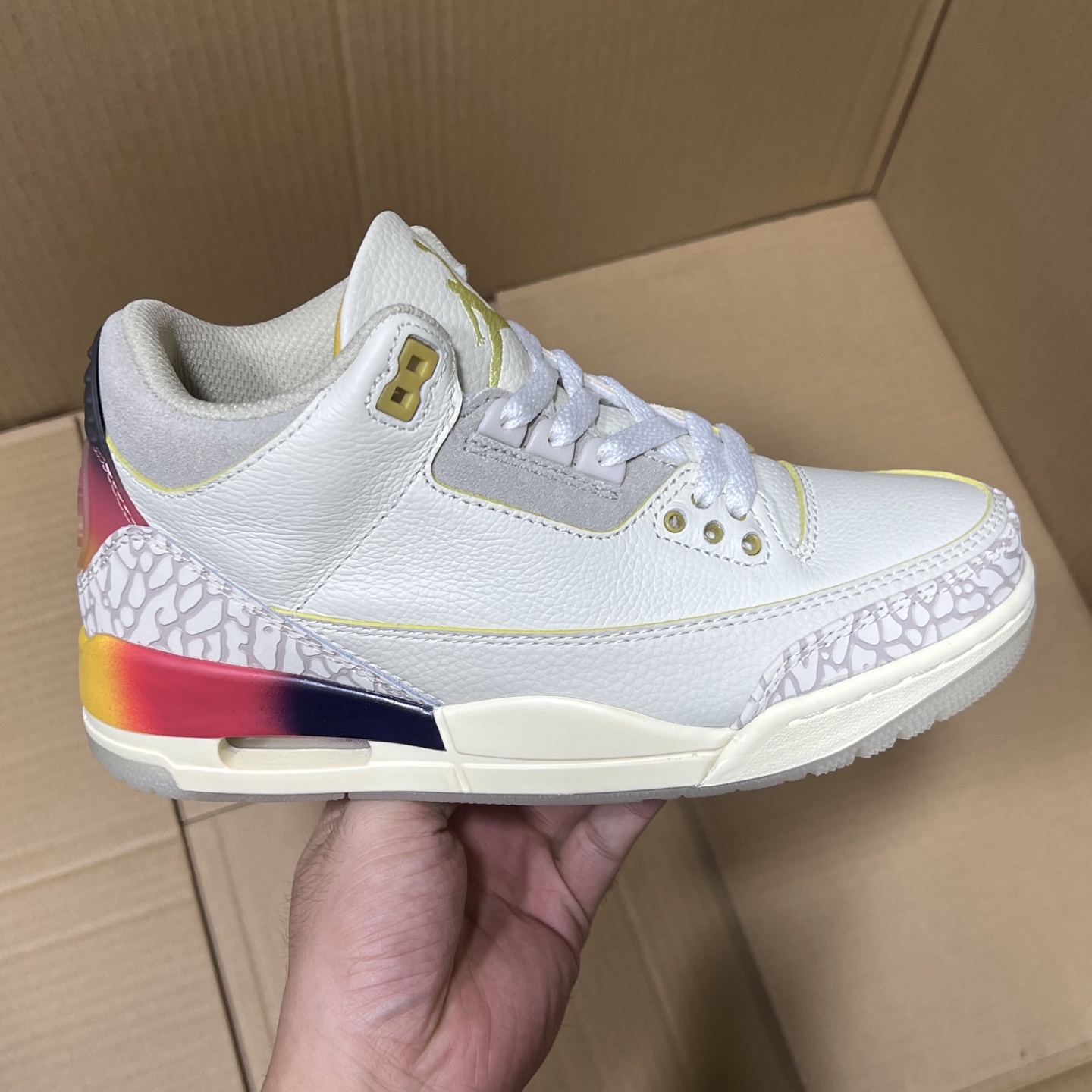 莞产纯原aj3福利特价！
尺码36-47.5，全码输出！
大厂出品，滞留订单套现！头层品质，细节做工如图所示！售前，售后 一包到底，放心买卖！
编码AB215896