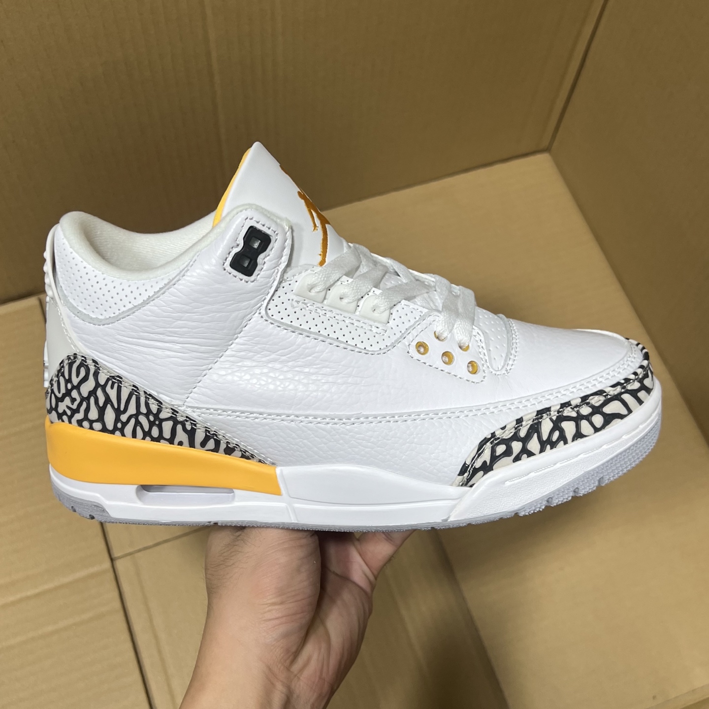 莞产纯原aj3福利特价！
尺码36-47.5，全码输出！
大厂出品，滞留订单套现！头层品质，细节做工如图所示！售前，售后 一包到底，放心买卖！
编码AB215896
