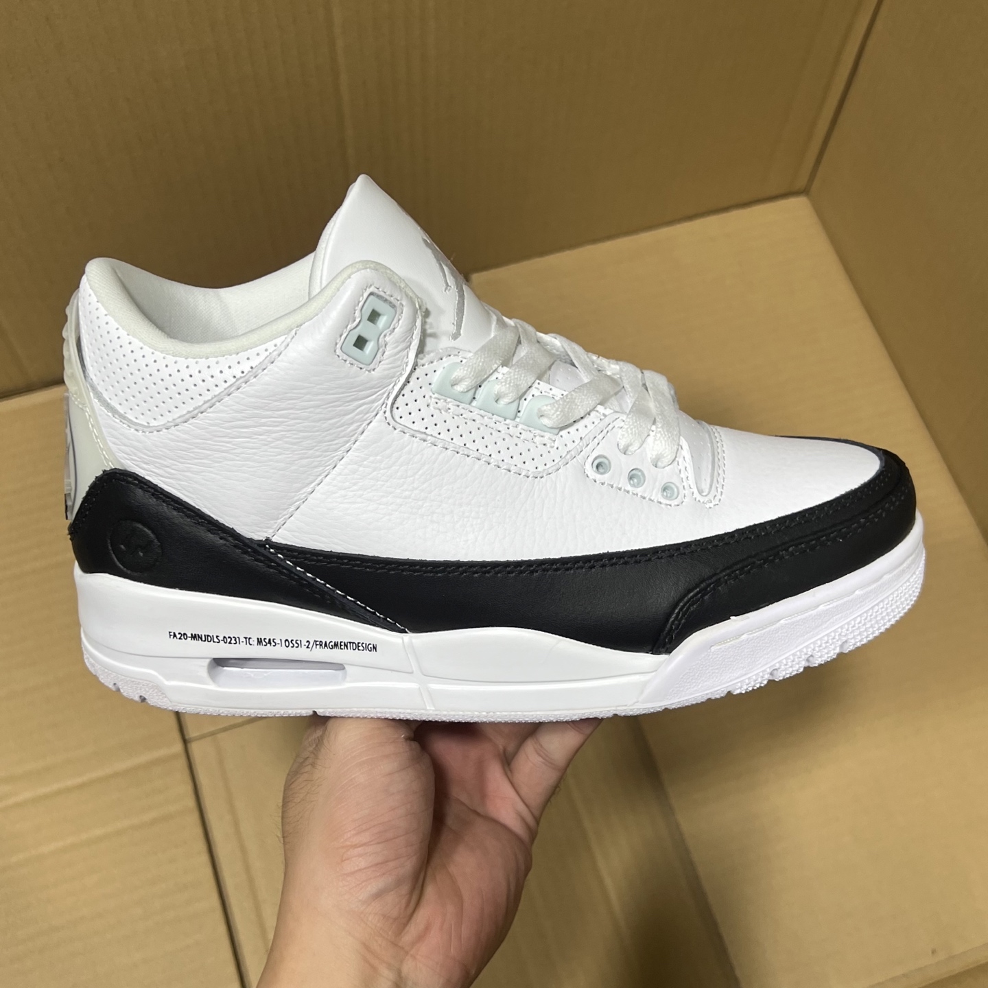 莞产纯原aj3福利特价！
尺码36-47.5，全码输出！
大厂出品，滞留订单套现！头层品质，细节做工如图所示！售前，售后 一包到底，放心买卖！
编码AB215896