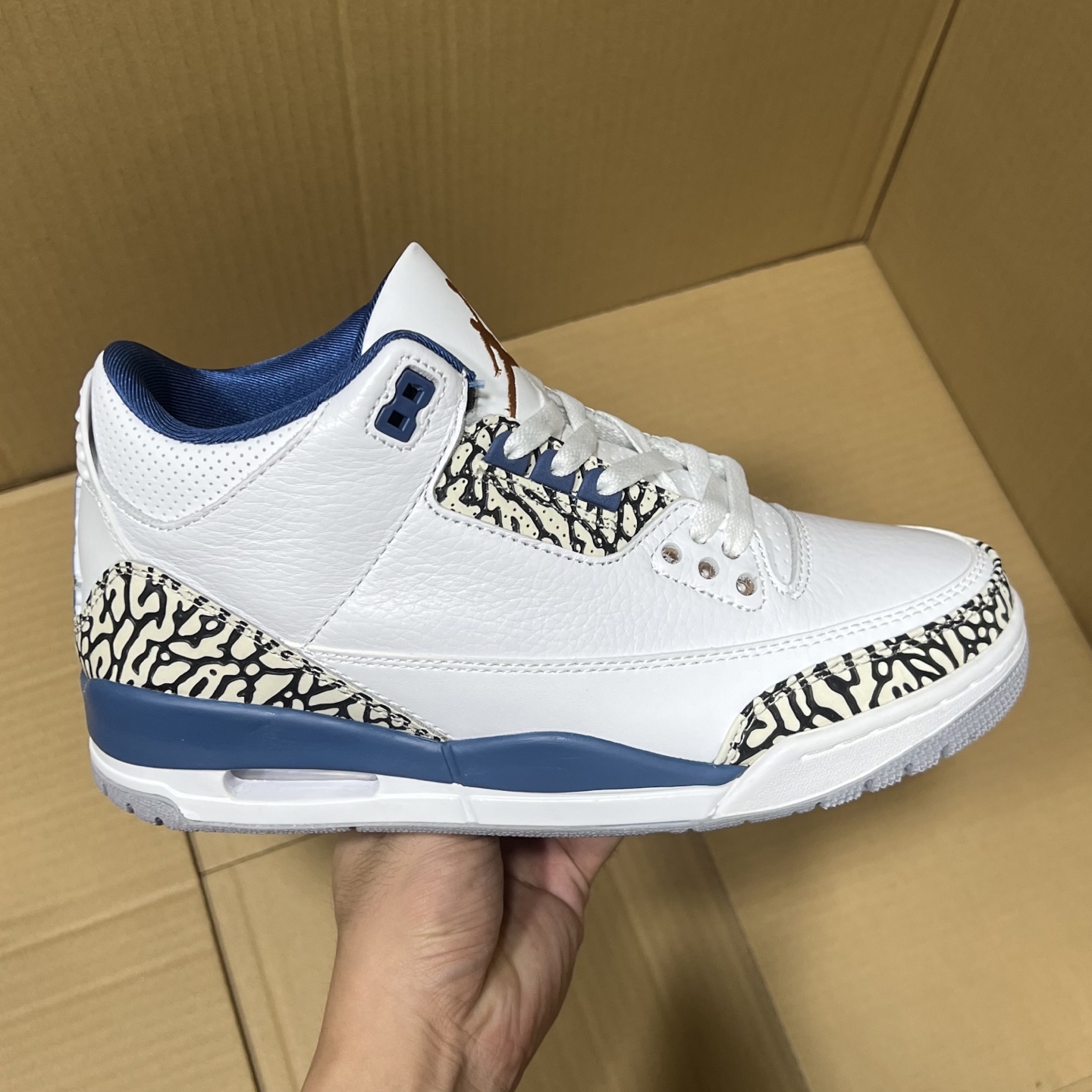 莞产纯原aj3福利特价！
尺码36-47.5，全码输出！
大厂出品，滞留订单套现！头层品质，细节做工如图所示！售前，售后 一包到底，放心买卖！
编码AB215896