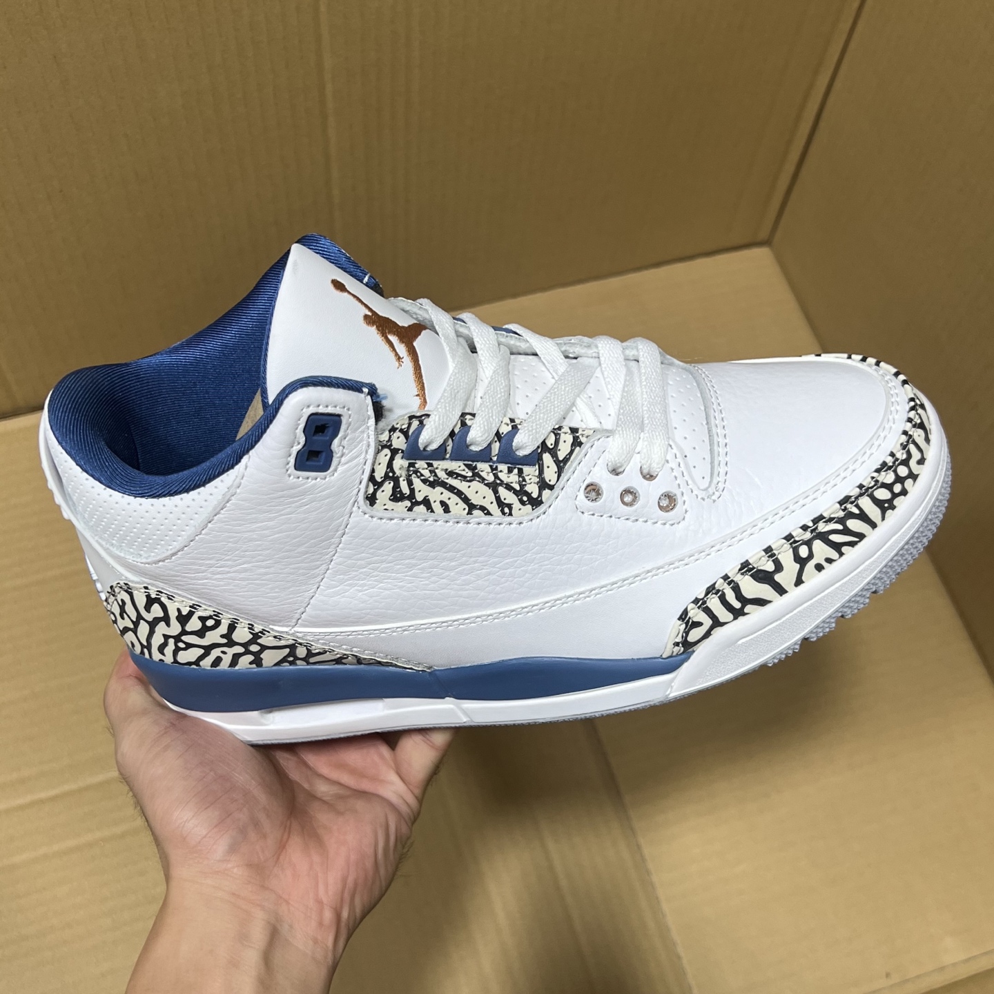 莞产纯原aj3福利特价！
尺码36-47.5，全码输出！
大厂出品，滞留订单套现！头层品质，细节做工如图所示！售前，售后 一包到底，放心买卖！
编码AB215896