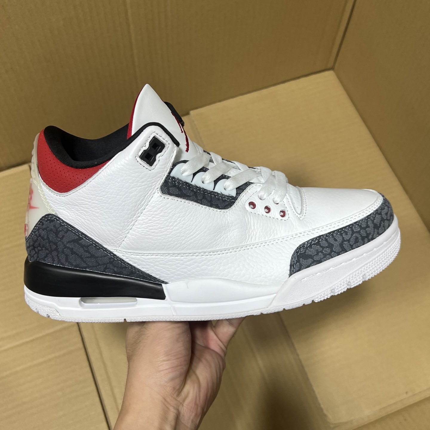 莞产纯原aj3福利特价！
尺码36-47.5，全码输出！
大厂出品，滞留订单套现！头层品质，细节做工如图所示！售前，售后 一包到底，放心买卖！
编码AB215896