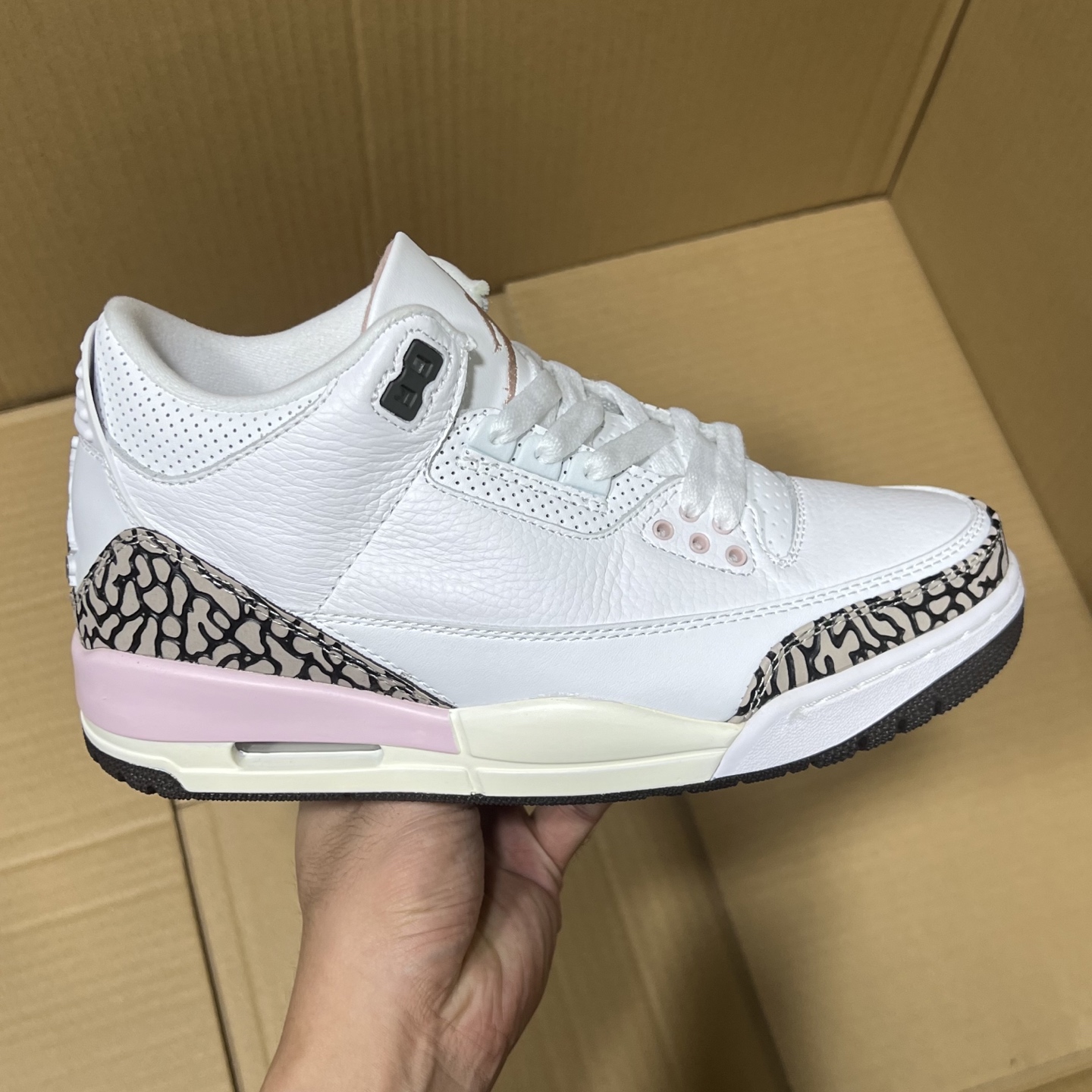 莞产纯原aj3福利特价！
尺码36-47.5，全码输出！
大厂出品，滞留订单套现！头层品质，细节做工如图所示！售前，售后 一包到底，放心买卖！
编码AB215896