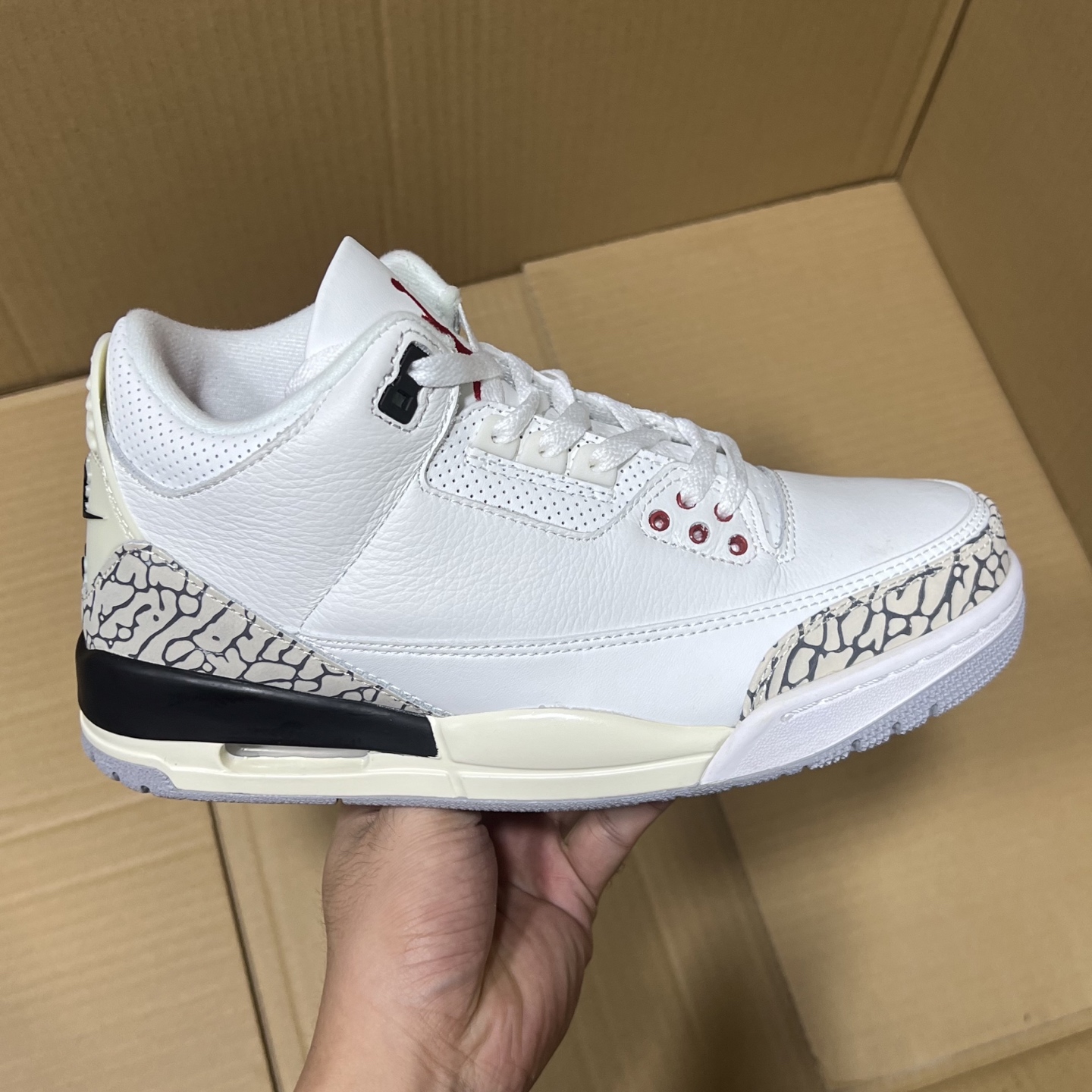 莞产纯原aj3福利特价！
尺码36-47.5，全码输出！
大厂出品，滞留订单套现！头层品质，细节做工如图所示！售前，售后 一包到底，放心买卖！
编码AB215896