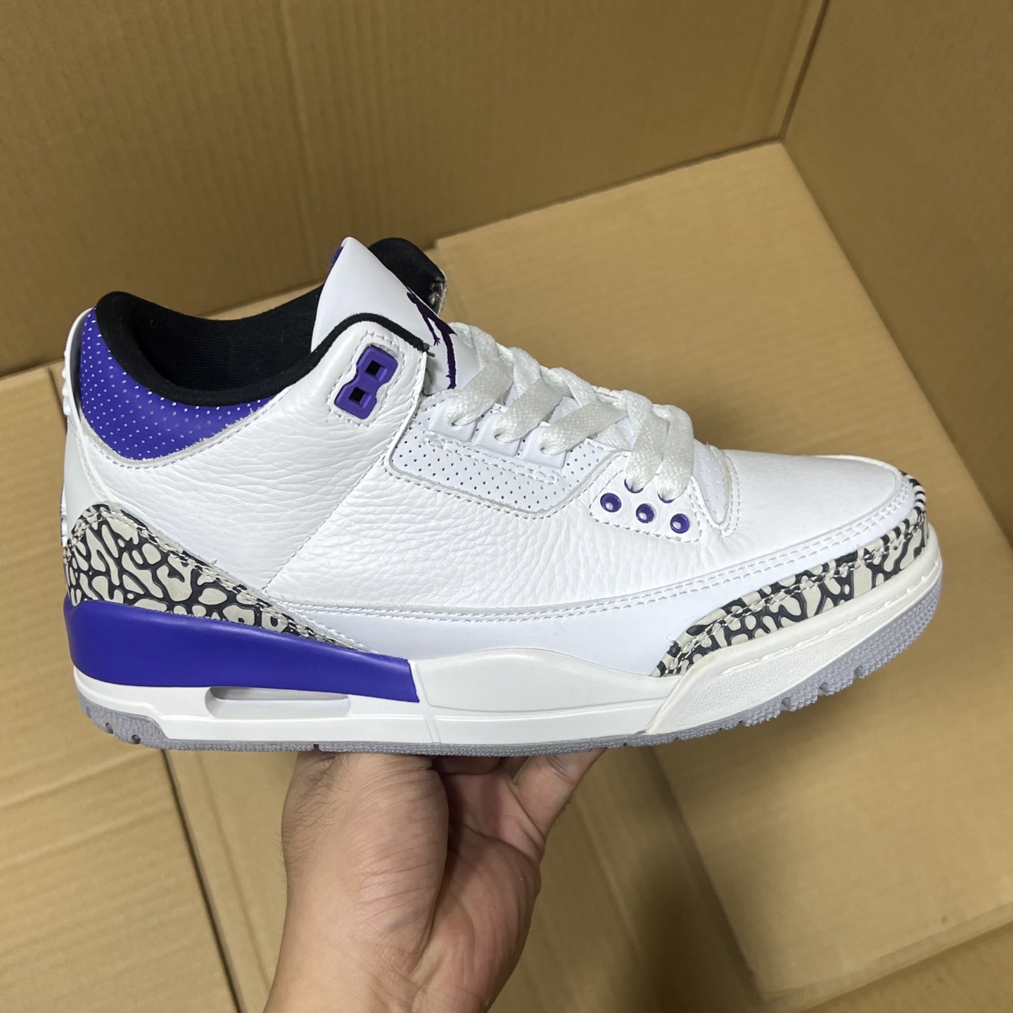 莞产纯原aj3福利特价！
尺码36-47.5，全码输出！
大厂出品，滞留订单套现！头层品质，细节做工如图所示！售前，售后 一包到底，放心买卖！
编码AB215896