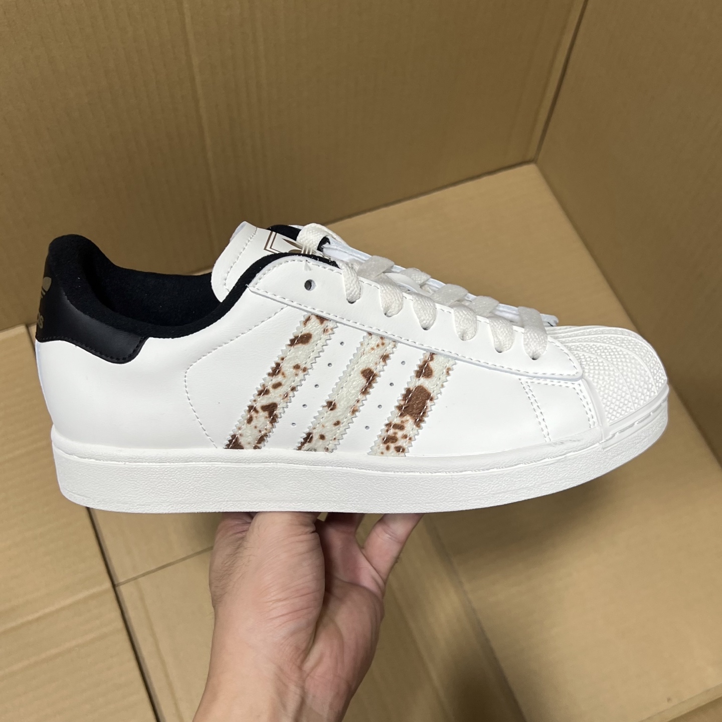 H11版阿迪贝壳头系列! 全码输出! H11纯原贝壳头,材质 细节 版型 都绝对是市场好货级别!价格也是非常的合适! 编码AB205869MW