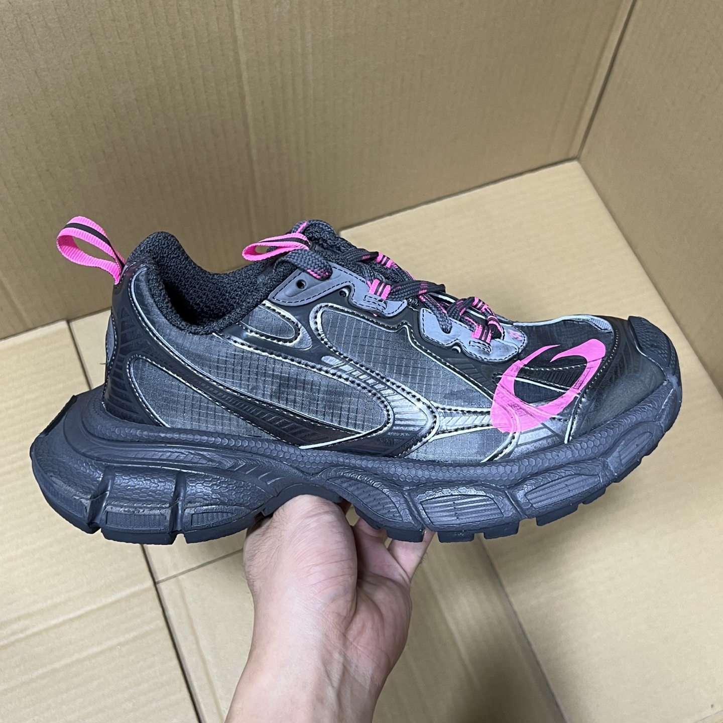 巴黎世家3XL新配色! 顶级海外版,美日韩专供! 全码出货!⚠同步官方 ️偏大2个尺码!全新的行业巅峰工艺之作!价格绝不虚高,实实在在的物有所值! 编码BC467856MK