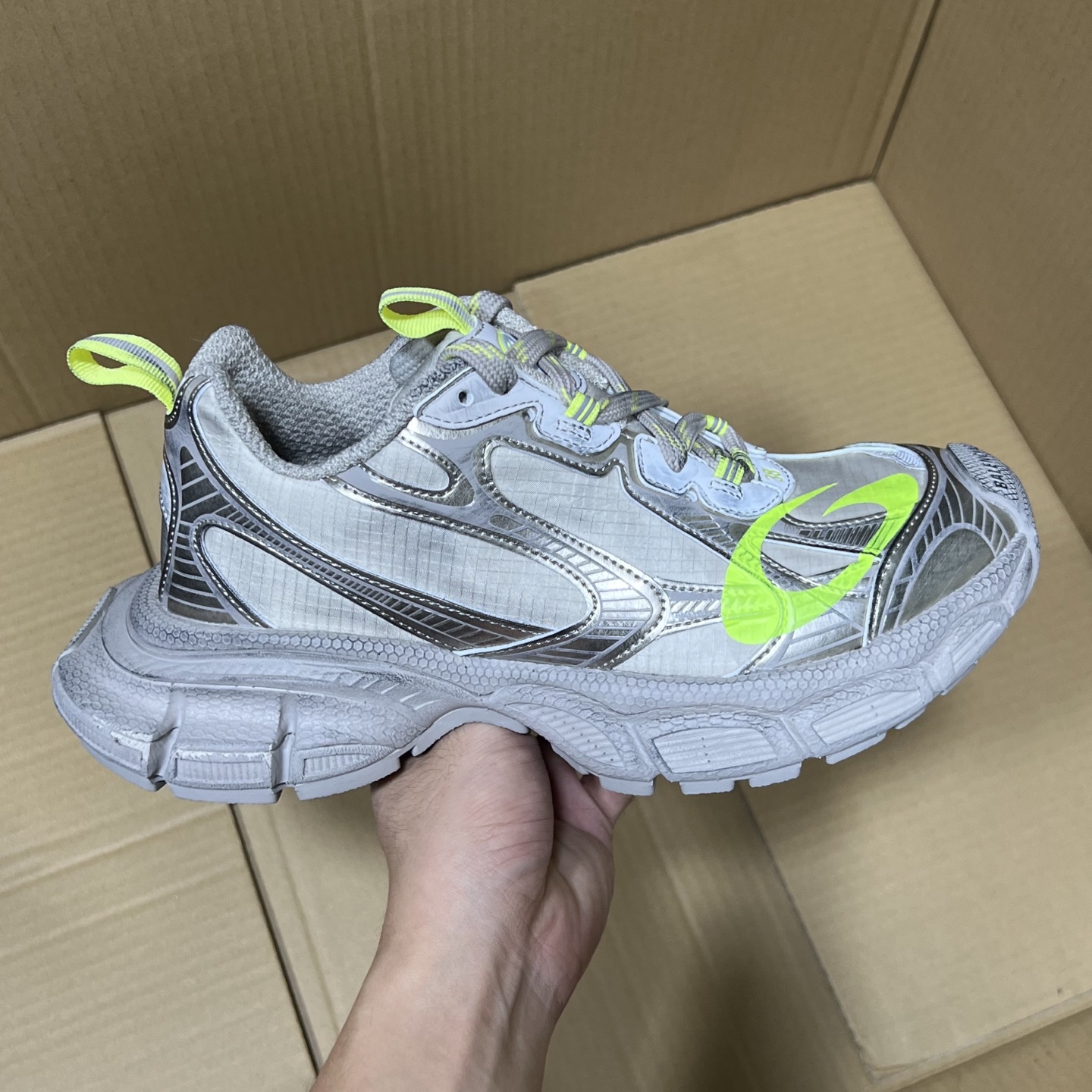 巴黎世家3XL新配色! 顶级海外版,美日韩专供! 全码出货!⚠同步官方 ️偏大2个尺码!全新的行业巅峰工艺之作!价格绝不虚高,实实在在的物有所值! 编码BC467856MK