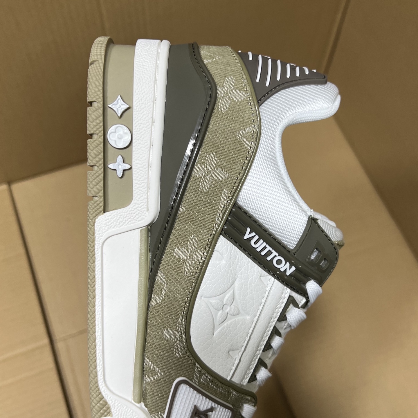 驴牌LV系列福利新配色！
尺码36-46，全码输出！
头层牛皮+空胶工艺 就这2点市场没有个3百来块的出厂价格拿不到吧，更别说卖货价格了！编码AB365869JZ