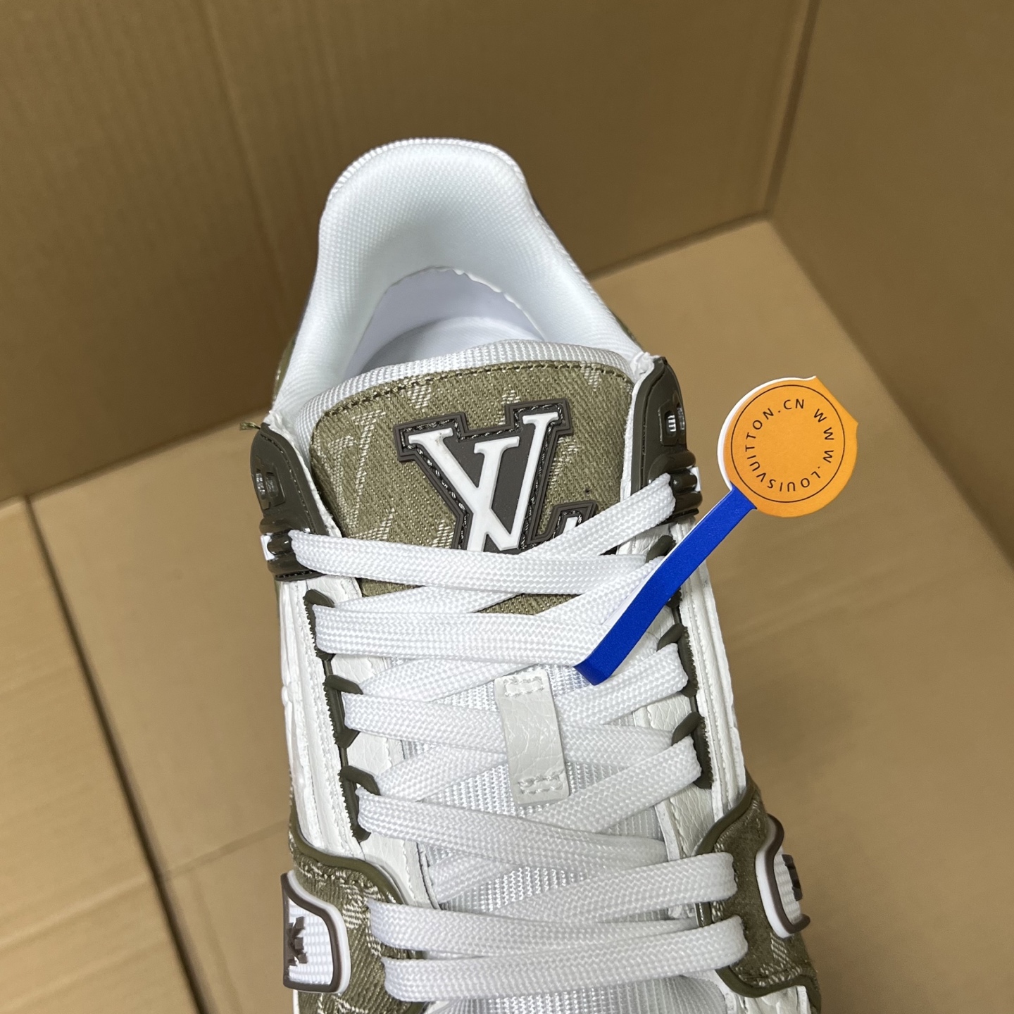 驴牌LV系列福利新配色！
尺码36-46，全码输出！
头层牛皮+空胶工艺 就这2点市场没有个3百来块的出厂价格拿不到吧，更别说卖货价格了！编码AB365869JZ