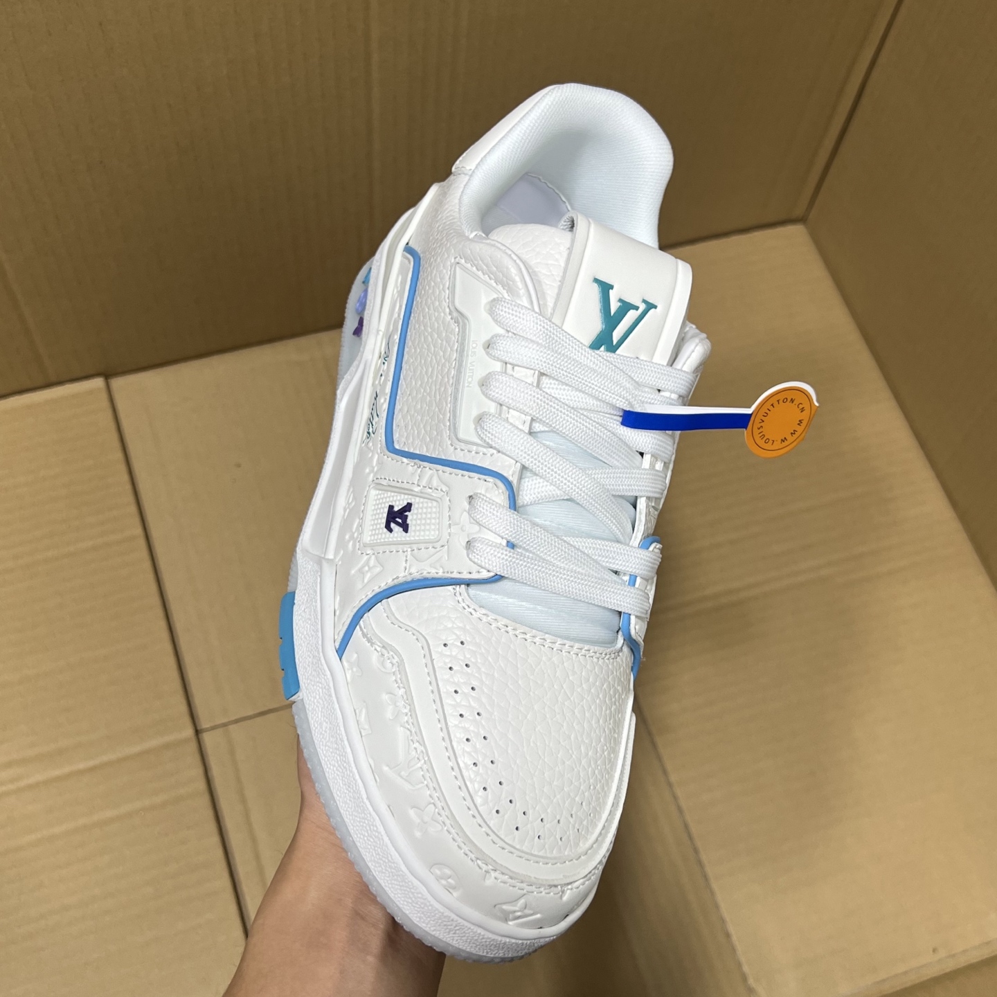 驴牌LV系列福利新配色！
尺码36-46，全码输出！
头层牛皮+空胶工艺 就这2点市场没有个3百来块的出厂价格拿不到吧，更别说卖货价格了！编码AB365869JZ