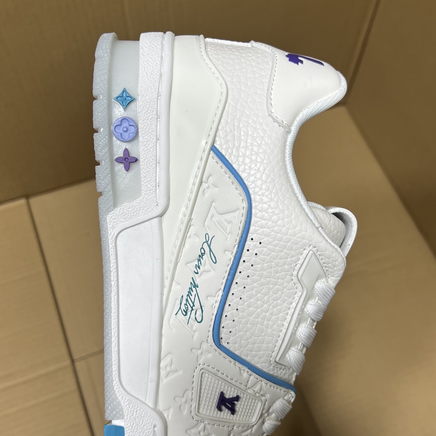 驴牌LV系列福利新配色！
尺码36-46，全码输出！
头层牛皮+空胶工艺 就这2点市场没有个3百来块的出厂价格拿不到吧，更别说卖货价格了！编码AB365869JZ