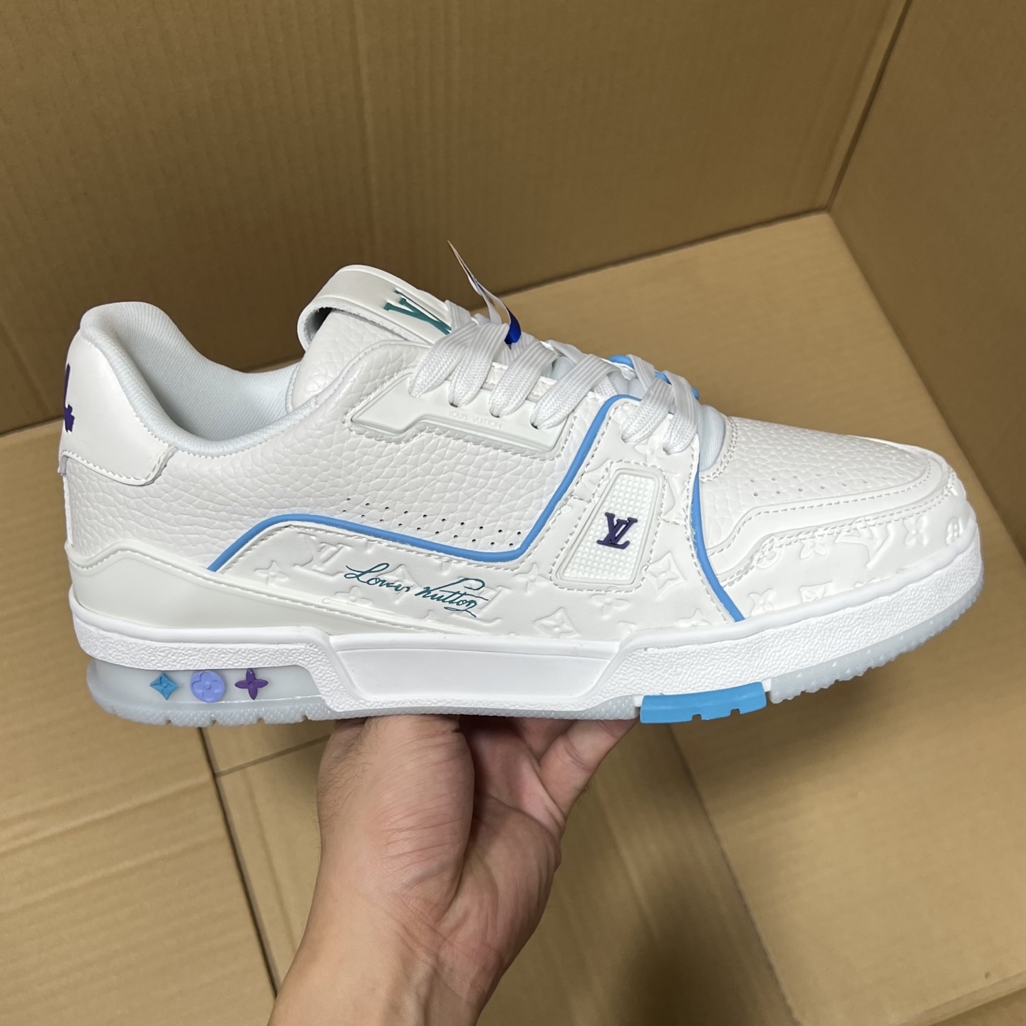 驴牌LV系列福利新配色！
尺码36-46，全码输出！
头层牛皮+空胶工艺 就这2点市场没有个3百来块的出厂价格拿不到吧，更别说卖货价格了！编码AB365869JZ