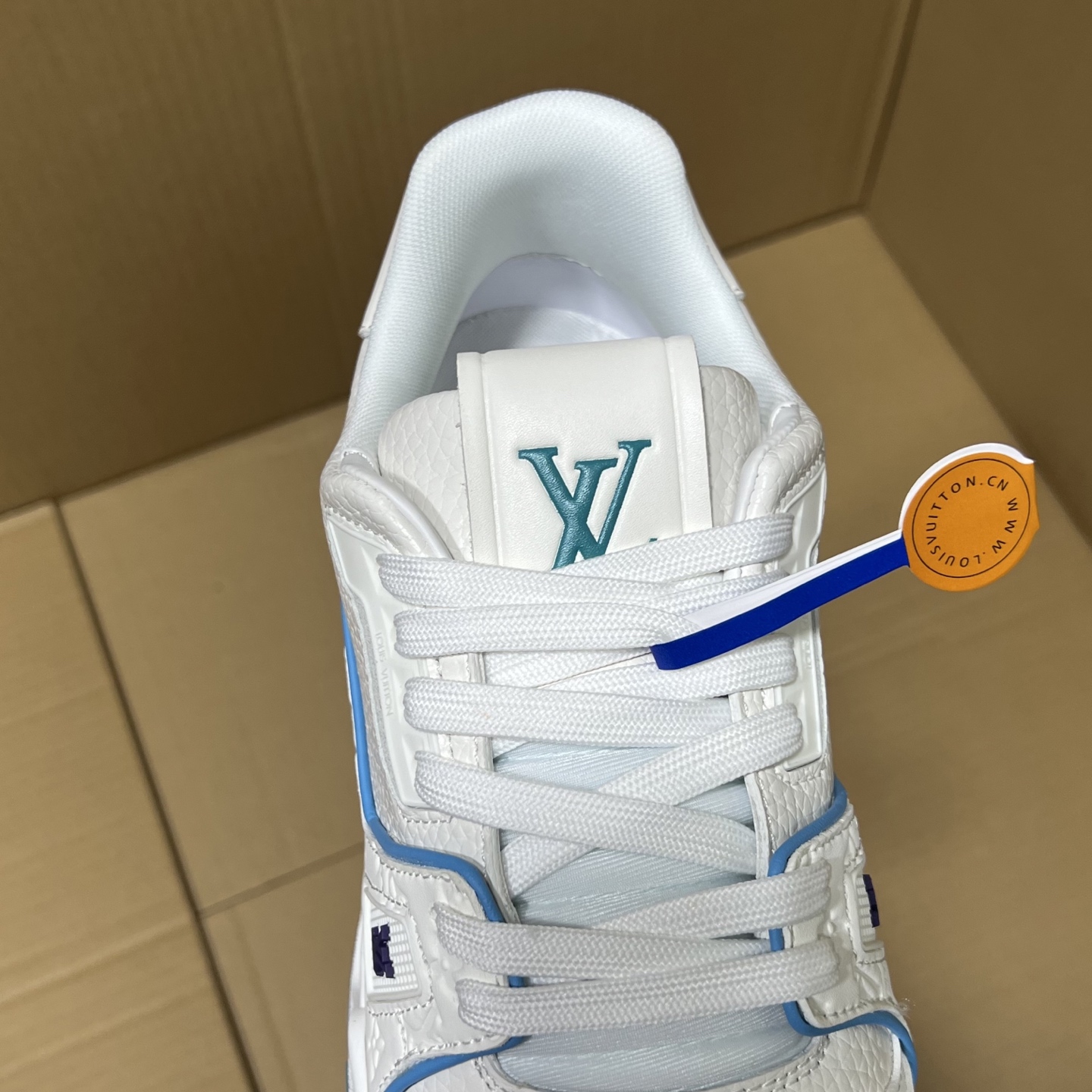 驴牌LV系列福利新配色！
尺码36-46，全码输出！
头层牛皮+空胶工艺 就这2点市场没有个3百来块的出厂价格拿不到吧，更别说卖货价格了！编码AB365869JZ