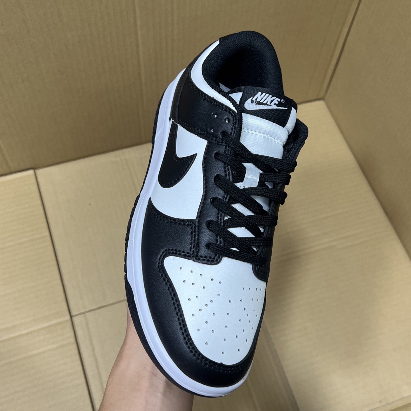 BS dunk四色！
品质如图！啥也不说！只要两位数！市场最强性价比天花板！老牌工厂，品质稳定！欢迎直播客户，平台冲量客户合作来谈！
尺码35.5-47.5 冲起来！