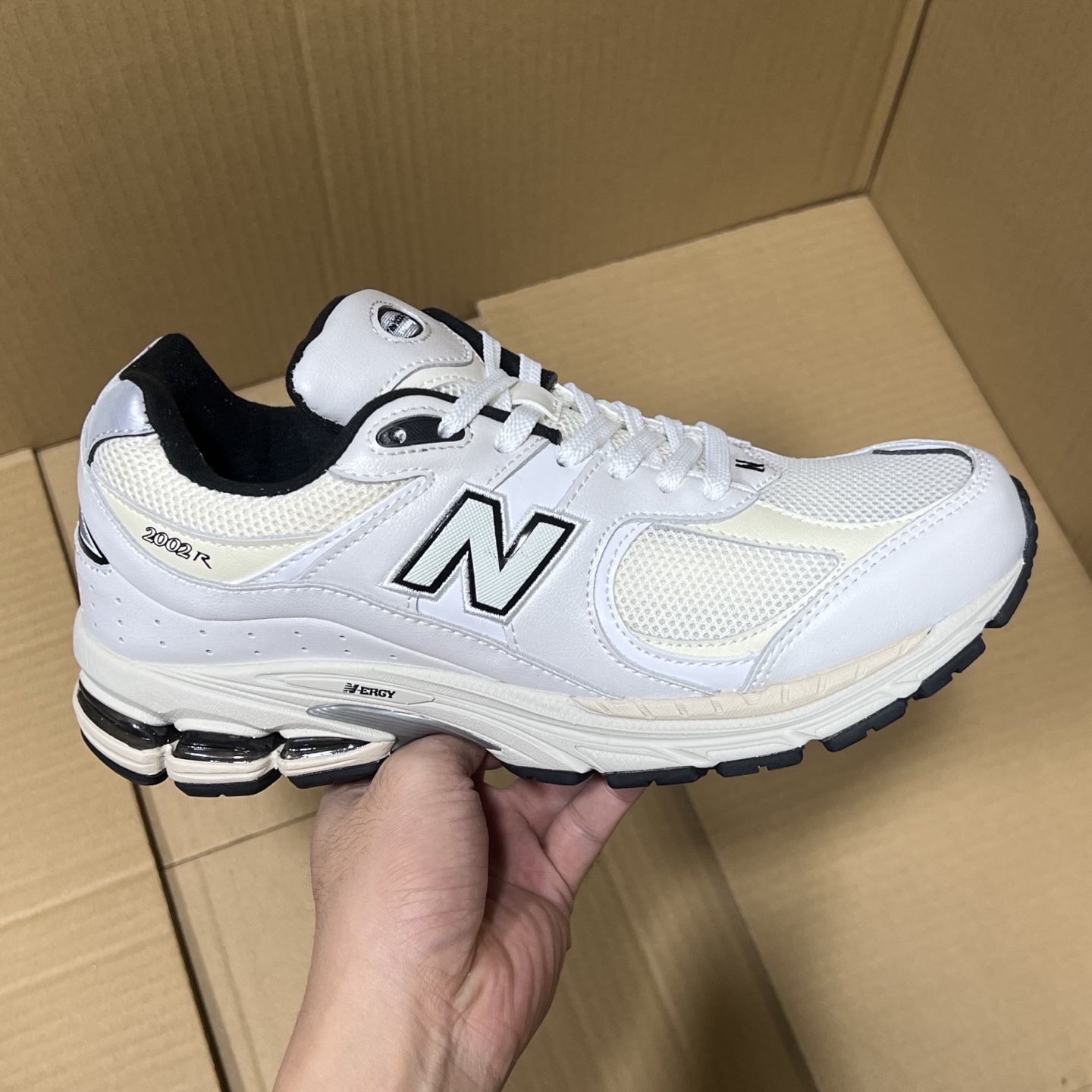 BC版纯原NB2002系列!
尺码36-45.5,全码出货!
BC出品!原鞋 原材料 原档案开发!东莞兴泰代工 真正一线产物 sample圈充正货品!正品代工的品控 每片底模全部只用一轮,欢迎对比市面所有所谓虚高版本货!
编码AB286974