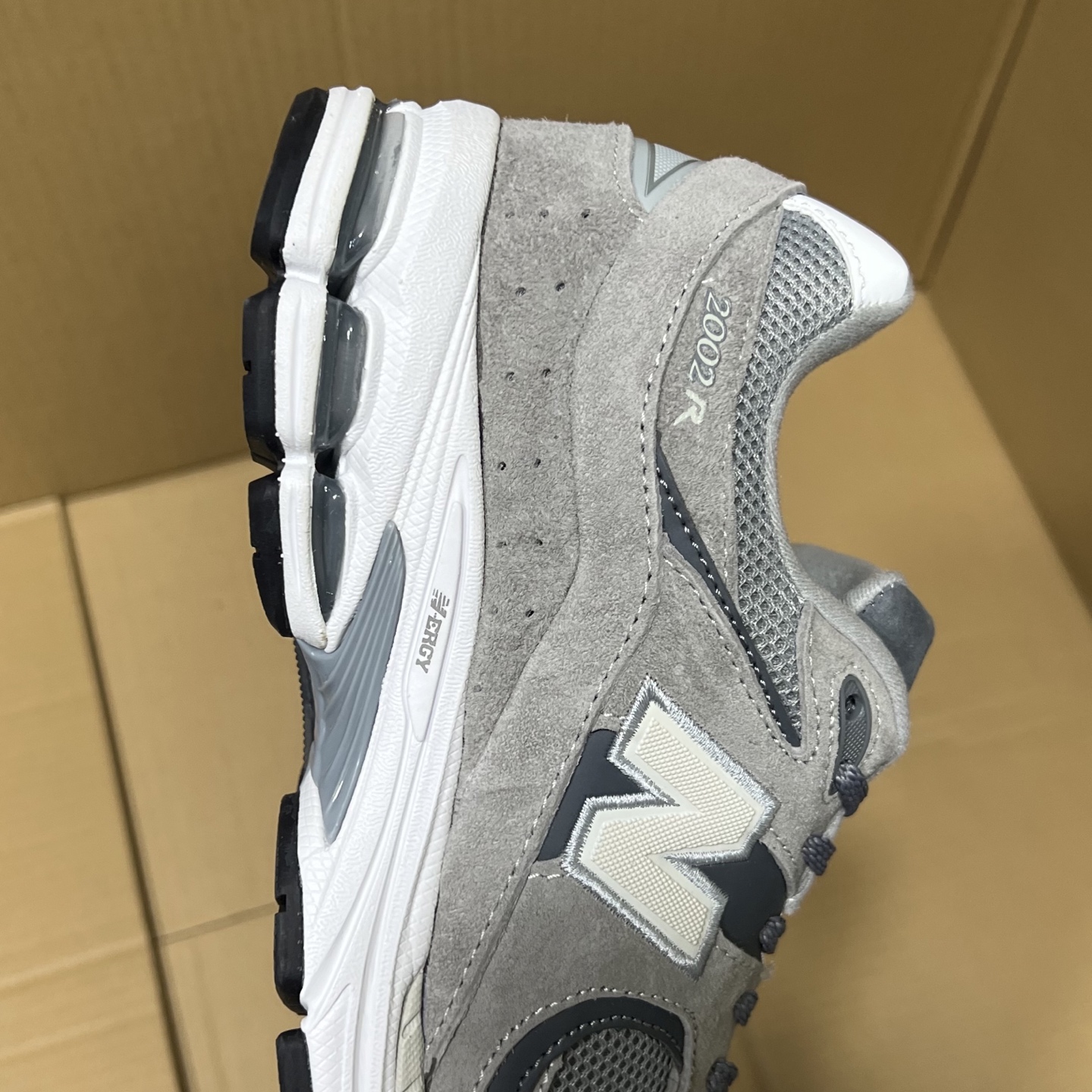 BC版纯原NB2002系列!
尺码36-45.5,全码出货!
BC出品!原鞋 原材料 原档案开发!东莞兴泰代工 真正一线产物 sample圈充正货品!正品代工的品控 每片底模全部只用一轮,欢迎对比市面所有所谓虚高版本货!
编码AB286974