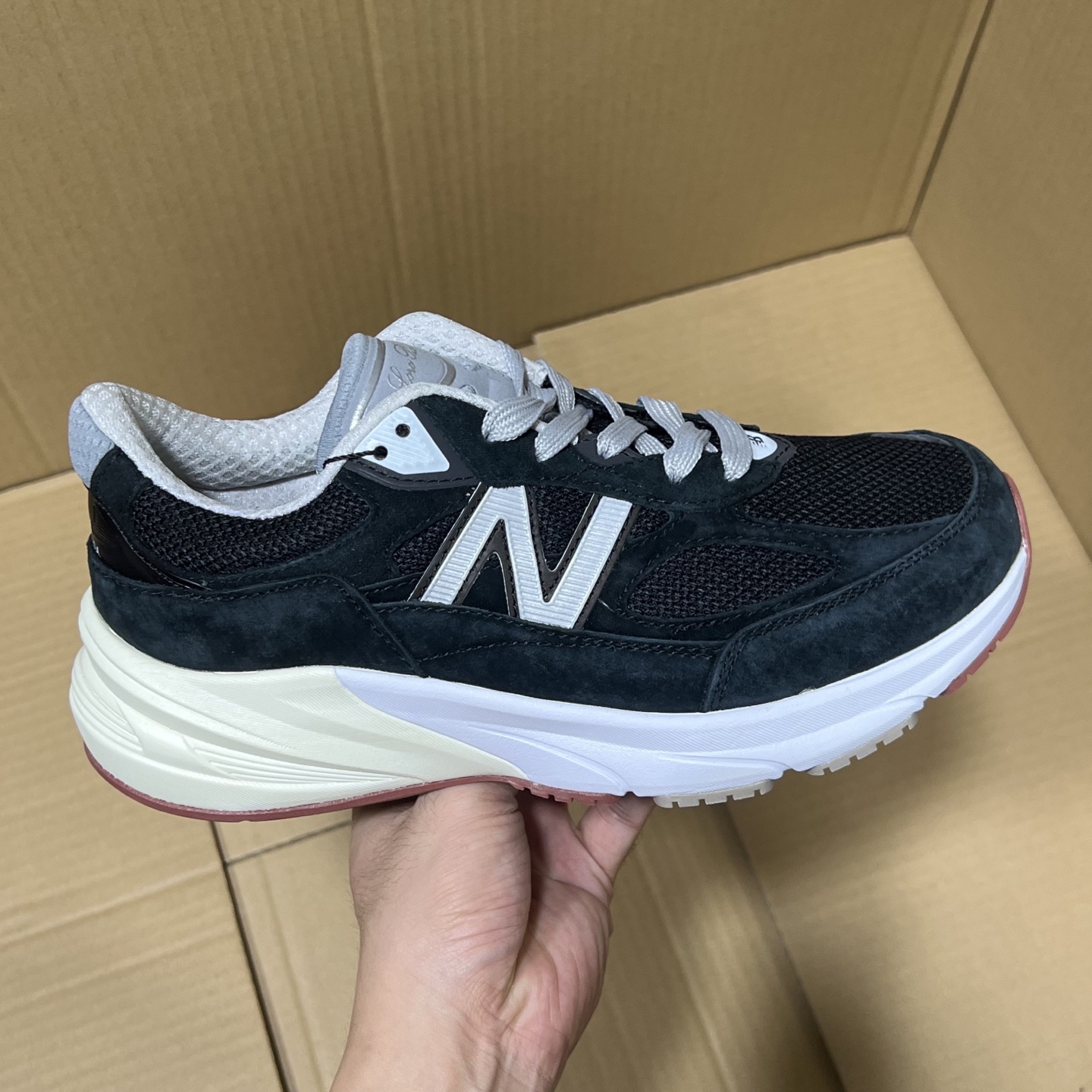 GS版NB990!
尺码36-45全码出货!
平台特供批次产物!区分市售一切通货,品质非常棒的一个版本,性价比超级高!
编码AB365896!