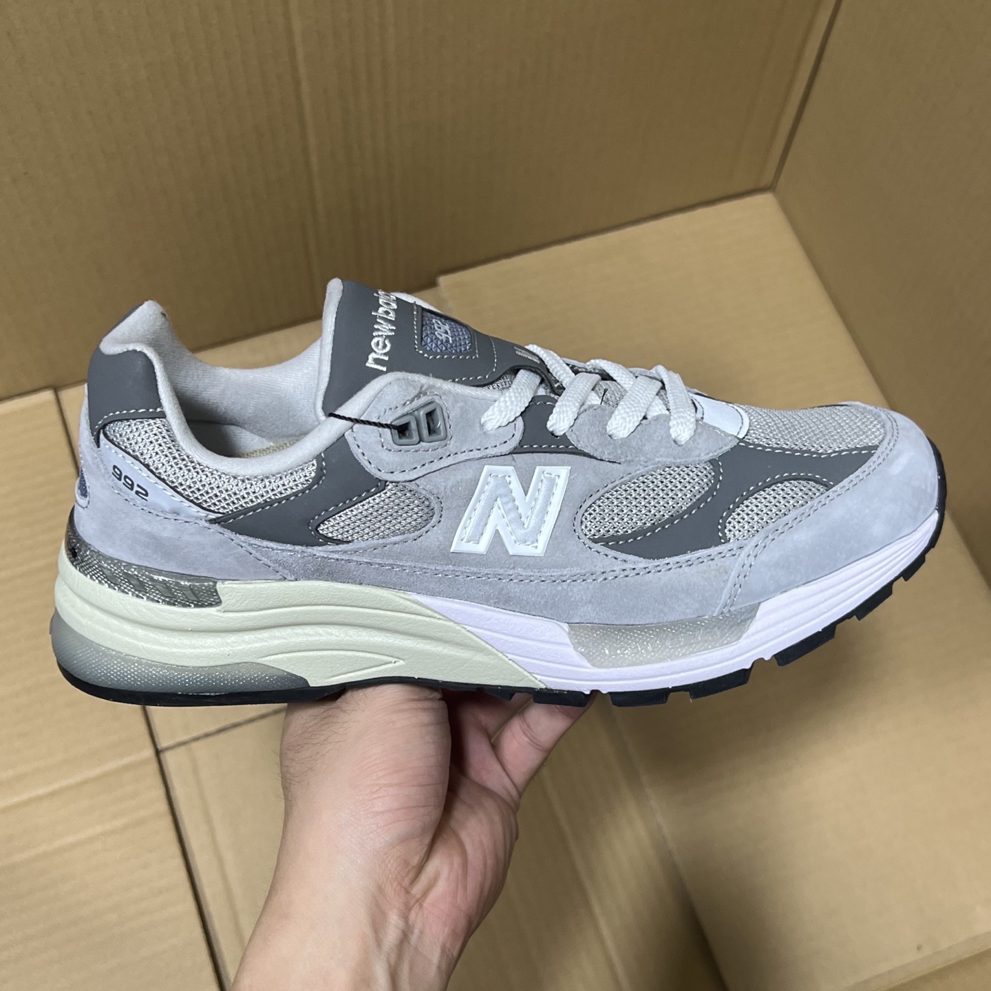 GS版NB992!
尺码36-45全码出货!
平台特供批次产物!区分市售一切通货,品质非常棒的一个版本,性价比超级高!
编码AB365896!