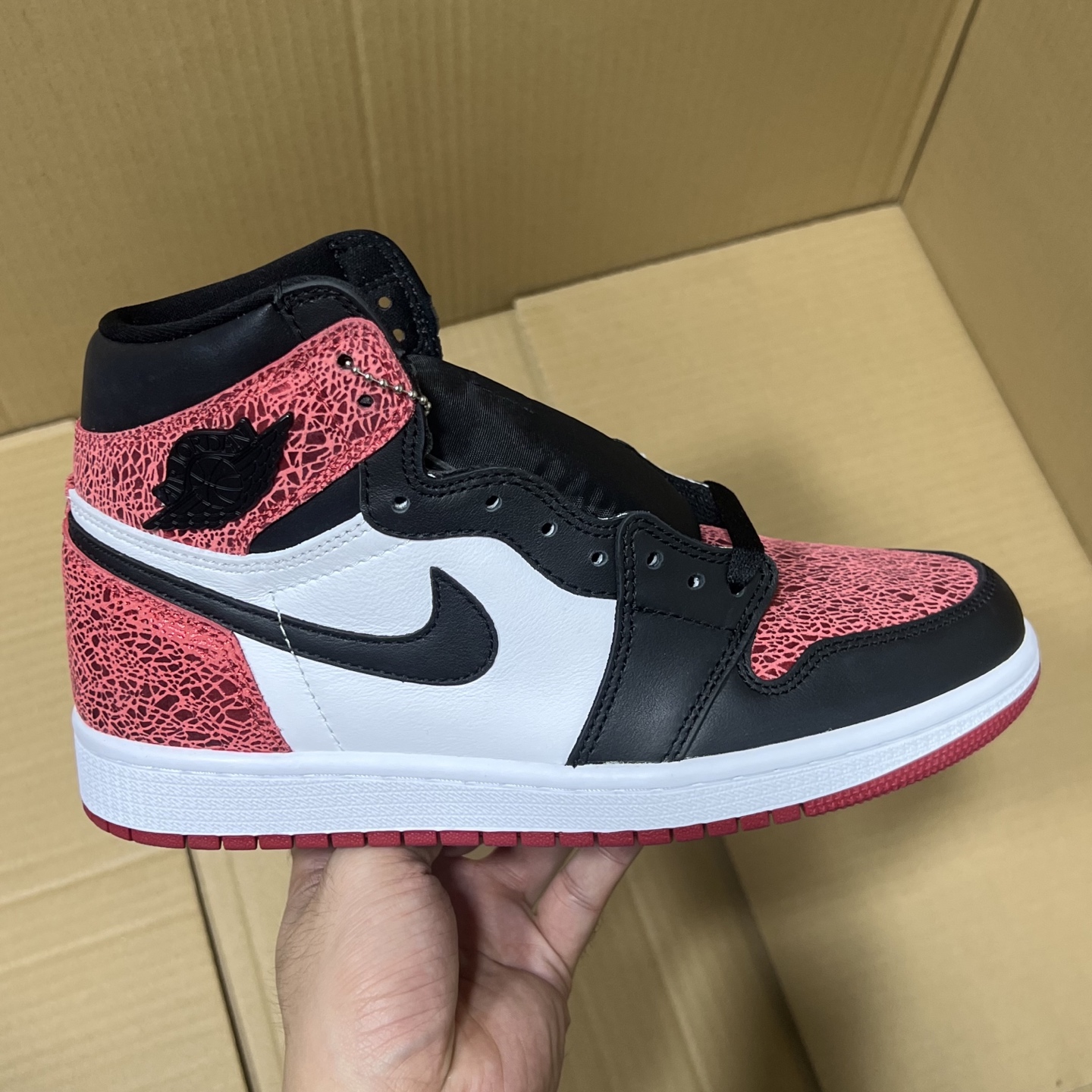 毒版纯原aj1高帮新配色！
尺码36-47.5，全码输出！
工艺巅峰 精益求精！能被叫做毒版的都不是一般的货！品质 细节 做工绝对到位！价格依旧独具市场一绝！