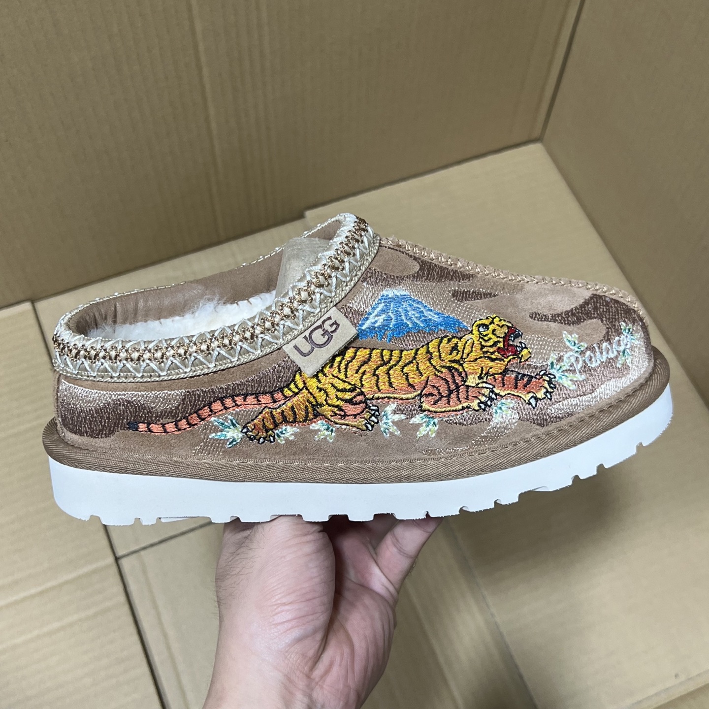 绿X版UGG系列!
尺码35-45,全码输出!
独家UGG出货,平台充正版本!品质如图所示,羊皮毛一体!材料 细节 也是数一数二的存在!售前 售后 也不是其它工厂可比,各位放心冲!