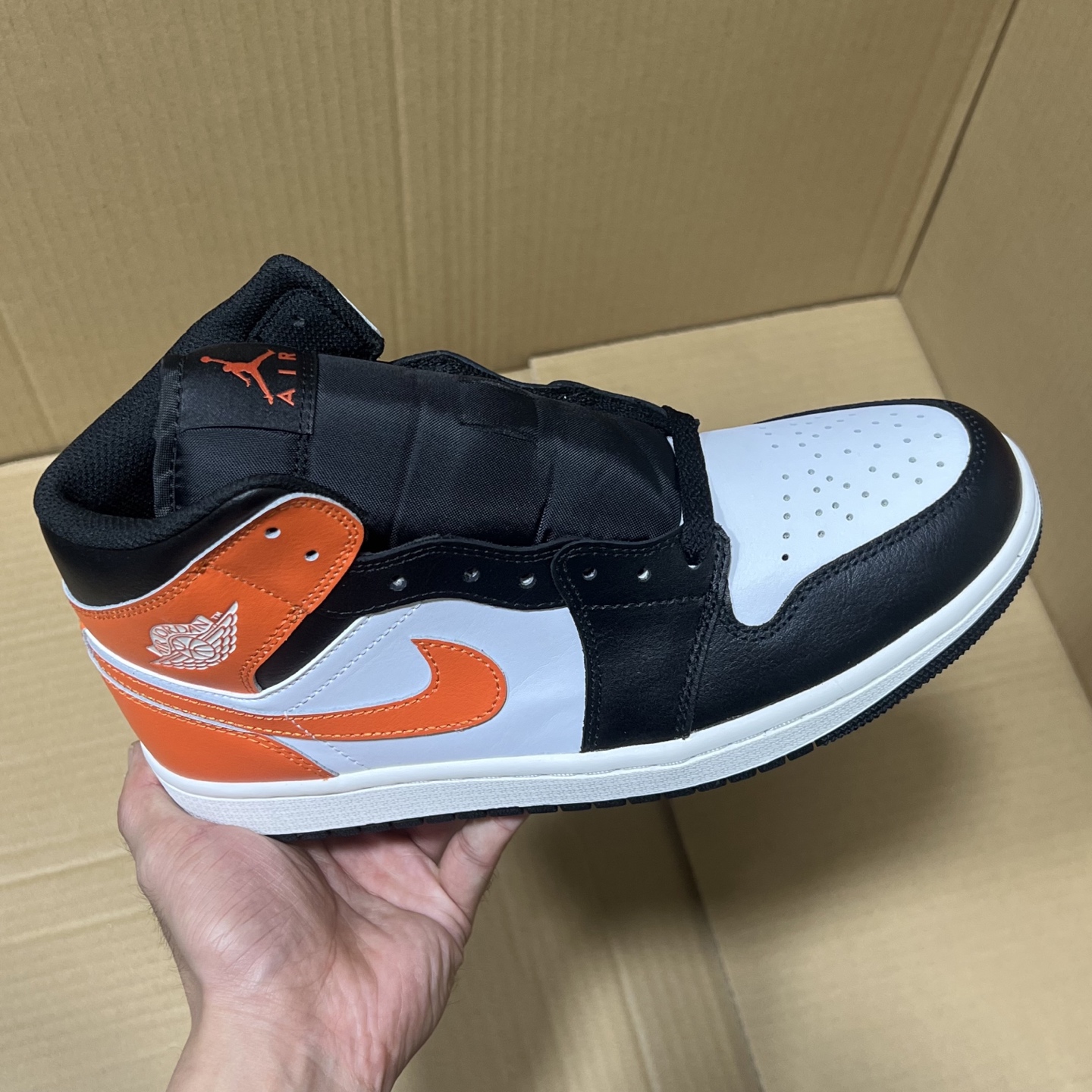 新DT版AJ1中帮出货！
尺码:35.5-46全码出货！
原厂原班人马全新工艺！品质升级，加质不加价！市售最强aj1中帮！天花板品质！市面唯一正确版本 全鞋正品原材料！
编码BC215847！