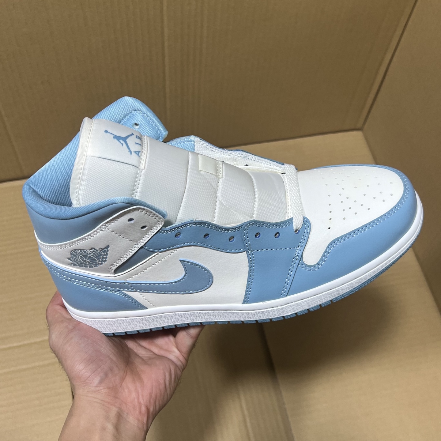 新DT版AJ1中帮出货！
尺码:35.5-46全码出货！
原厂原班人马全新工艺！品质升级，加质不加价！市售最强aj1中帮！天花板品质！市面唯一正确版本 全鞋正品原材料！
编码BC215847！