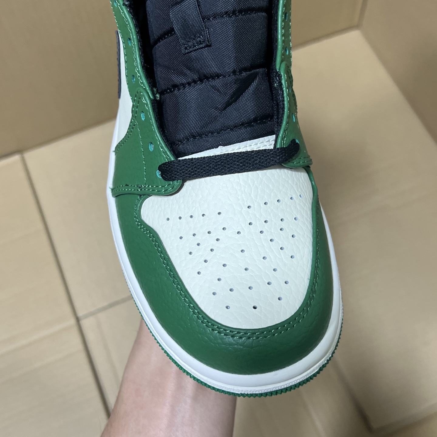 新DT版AJ1中帮出货！
尺码:35.5-46全码出货！
原厂原班人马全新工艺！品质升级，加质不加价！市售最强aj1中帮！天花板品质！市面唯一正确版本 全鞋正品原材料！
编码BC215847！