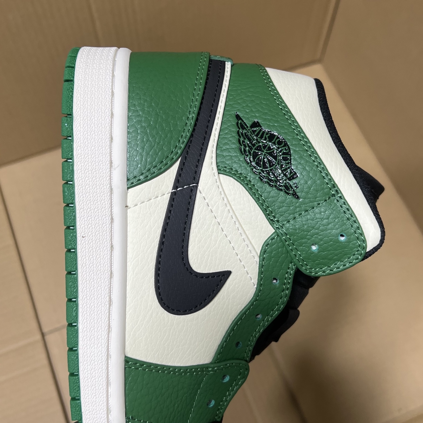 新DT版AJ1中帮出货！
尺码:35.5-46全码出货！
原厂原班人马全新工艺！品质升级，加质不加价！市售最强aj1中帮！天花板品质！市面唯一正确版本 全鞋正品原材料！
编码BC215847！