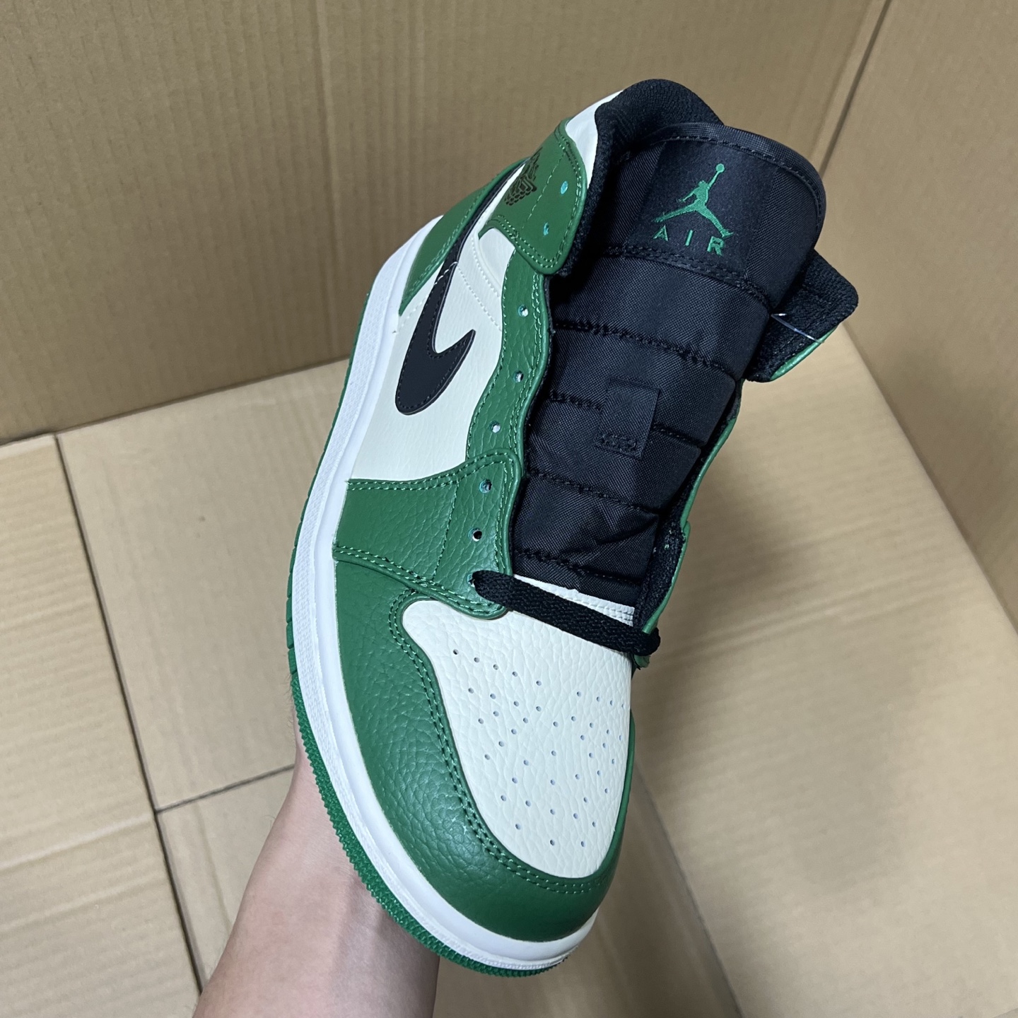 新DT版AJ1中帮出货！
尺码:35.5-46全码出货！
原厂原班人马全新工艺！品质升级，加质不加价！市售最强aj1中帮！天花板品质！市面唯一正确版本 全鞋正品原材料！
编码BC215847！