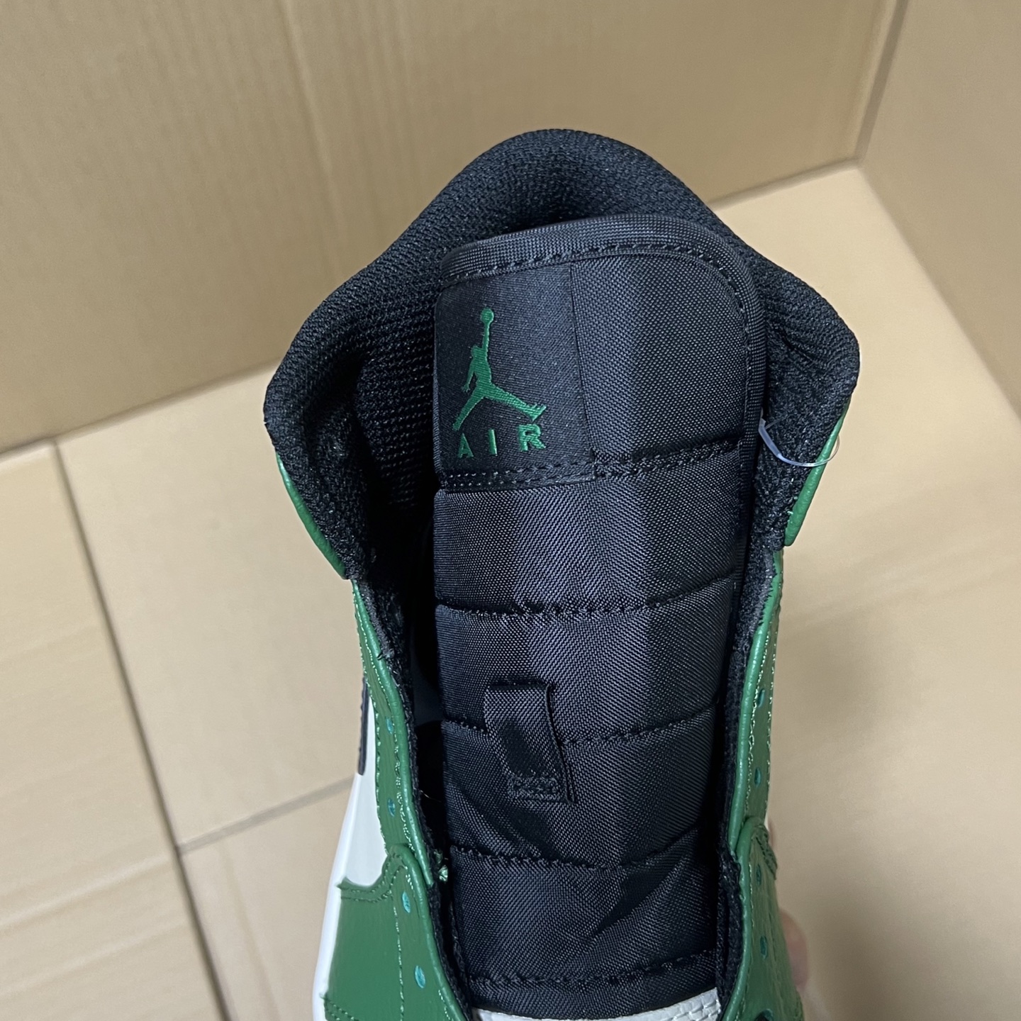 新DT版AJ1中帮出货！
尺码:35.5-46全码出货！
原厂原班人马全新工艺！品质升级，加质不加价！市售最强aj1中帮！天花板品质！市面唯一正确版本 全鞋正品原材料！
编码BC215847！